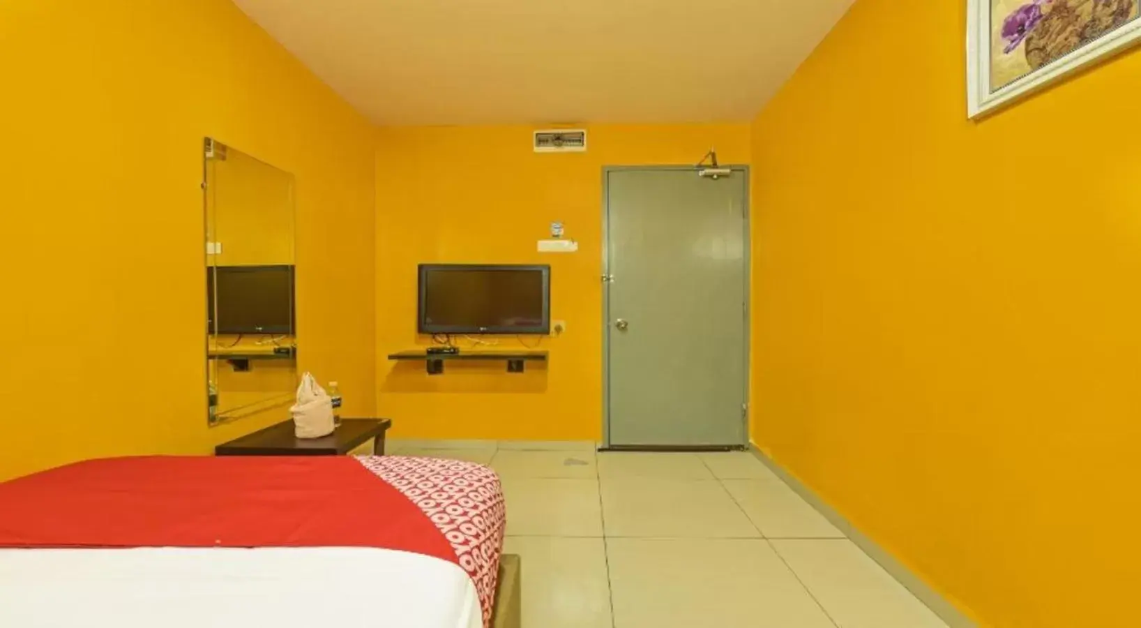 Bed, TV/Entertainment Center in Juru Hotel