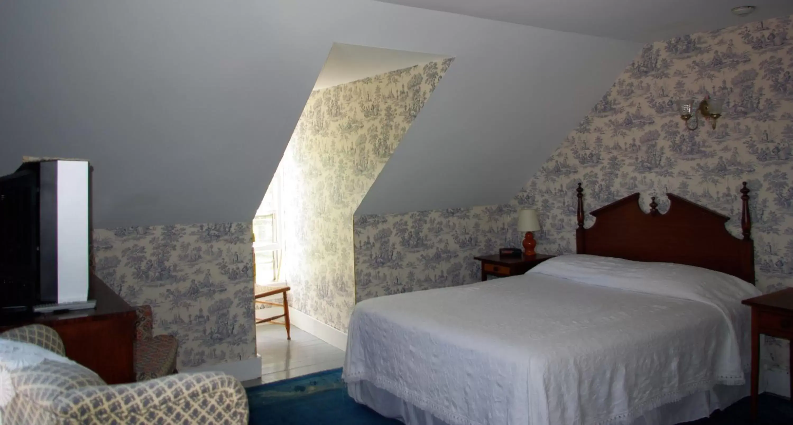 Photo of the whole room, Bed in The Garrison House Inn