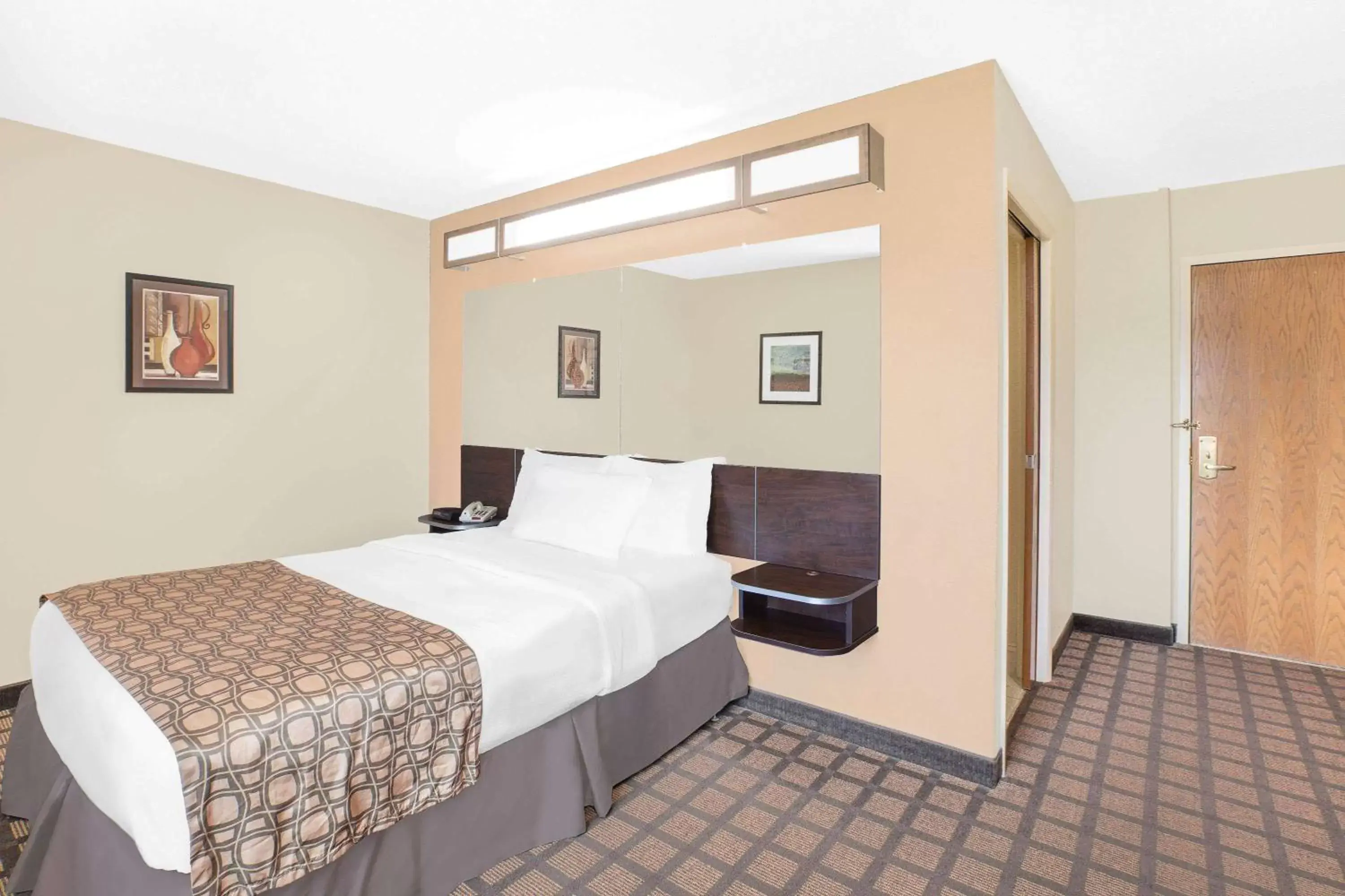 Photo of the whole room, Bed in Microtel Inn & Suites by Wyndham Franklin