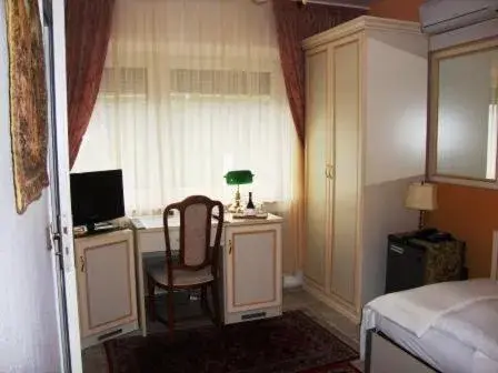 Photo of the whole room, TV/Entertainment Center in Haus Mooren, Hotel Garni