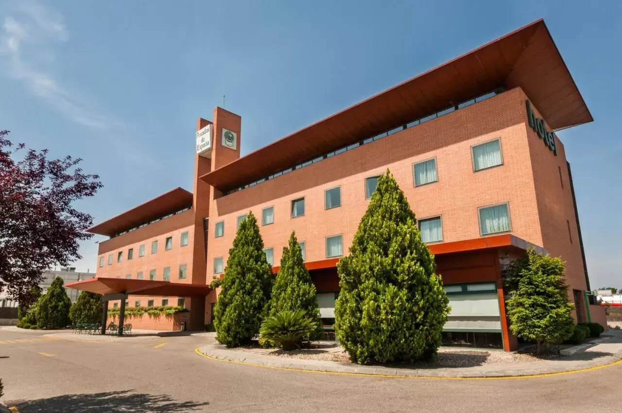 Property Building in Posadas de España Pinto