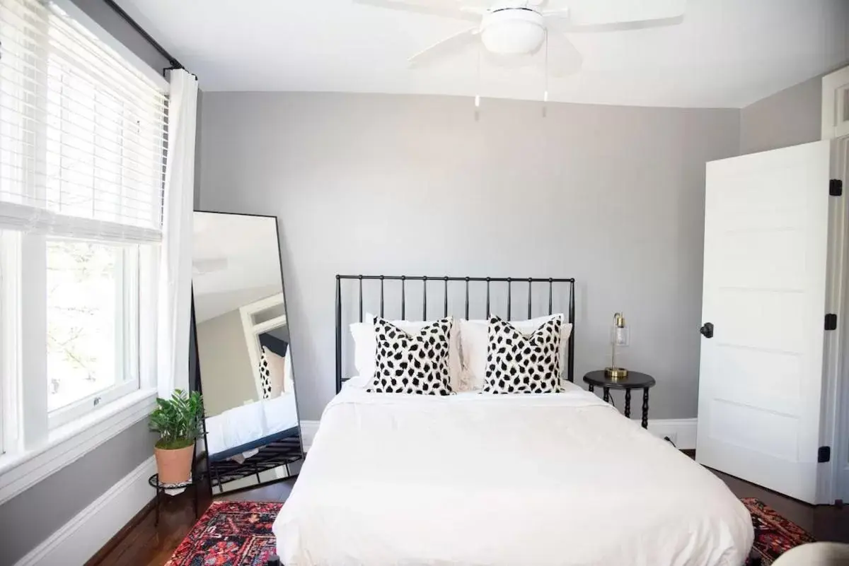 Bed in The Railway Suite - The Historic Winona House