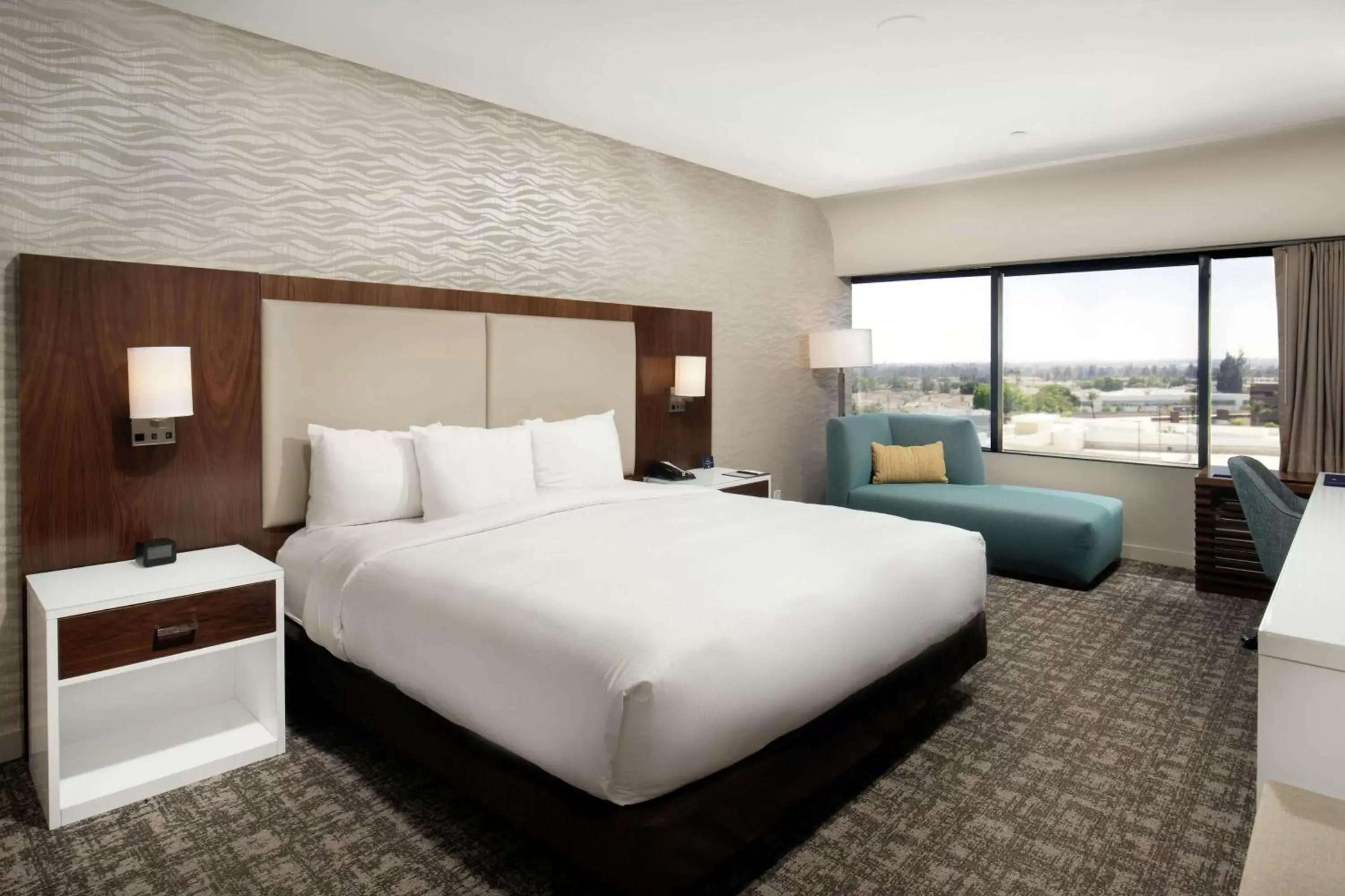 Bedroom, Bed in DoubleTree by Hilton Monrovia - Pasadena Area