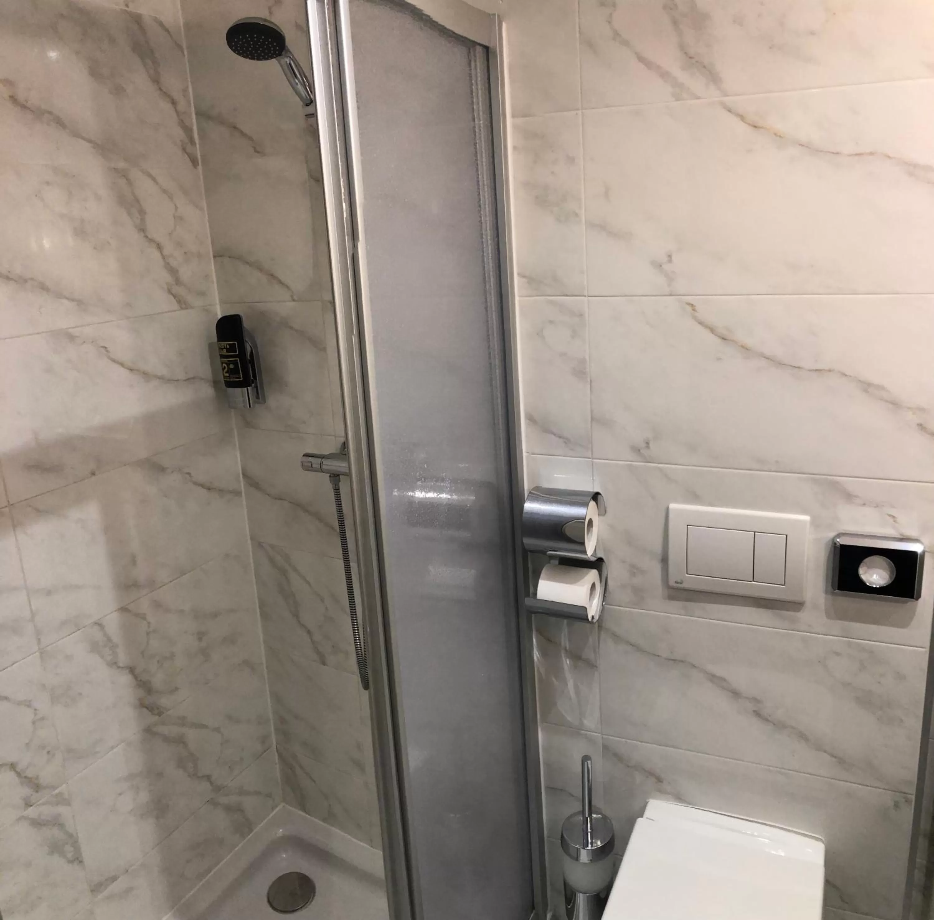 Shower in Hotel König