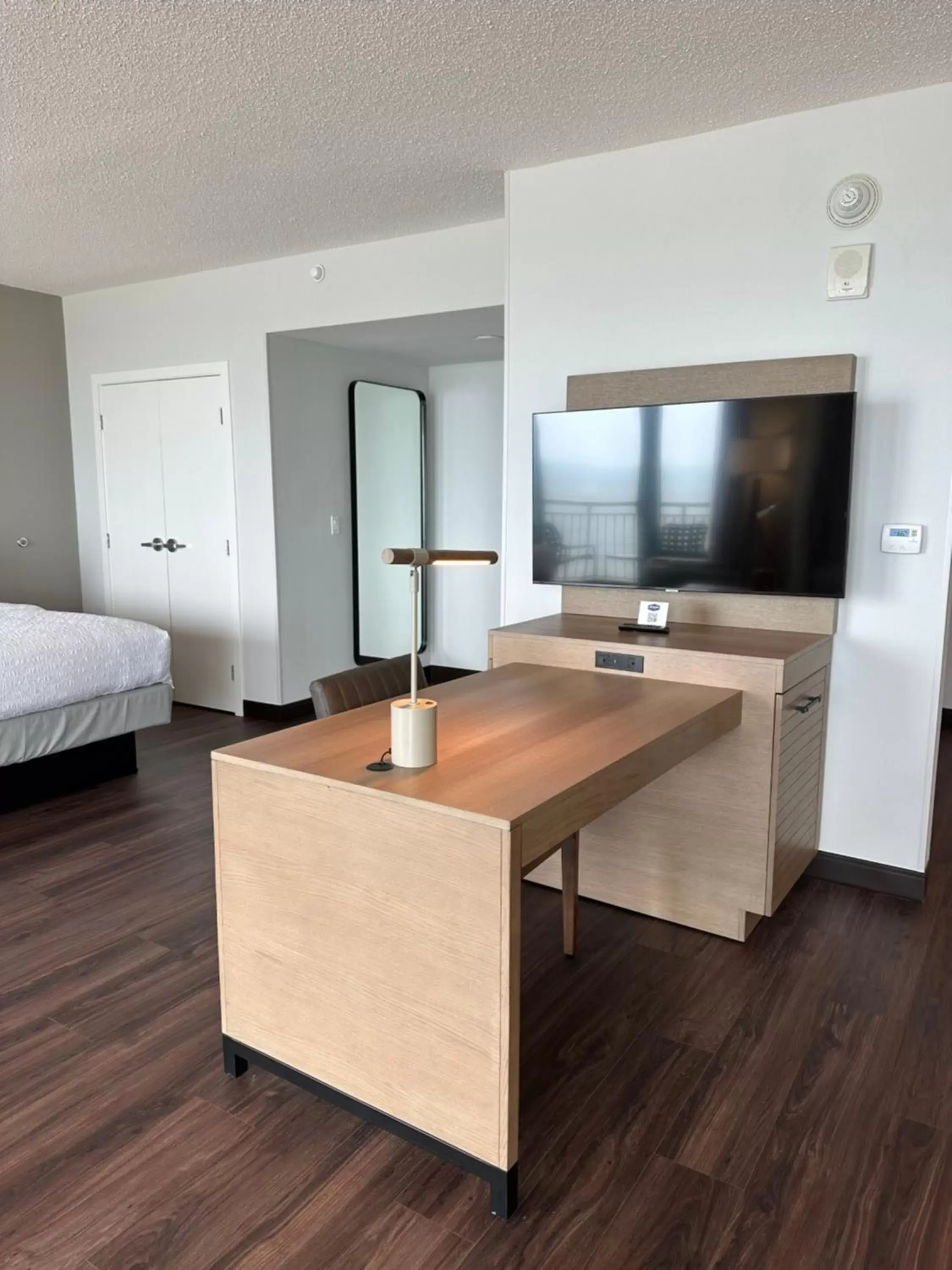 Bed, Seating Area in Hampton Inn Virginia Beach-Oceanfront South