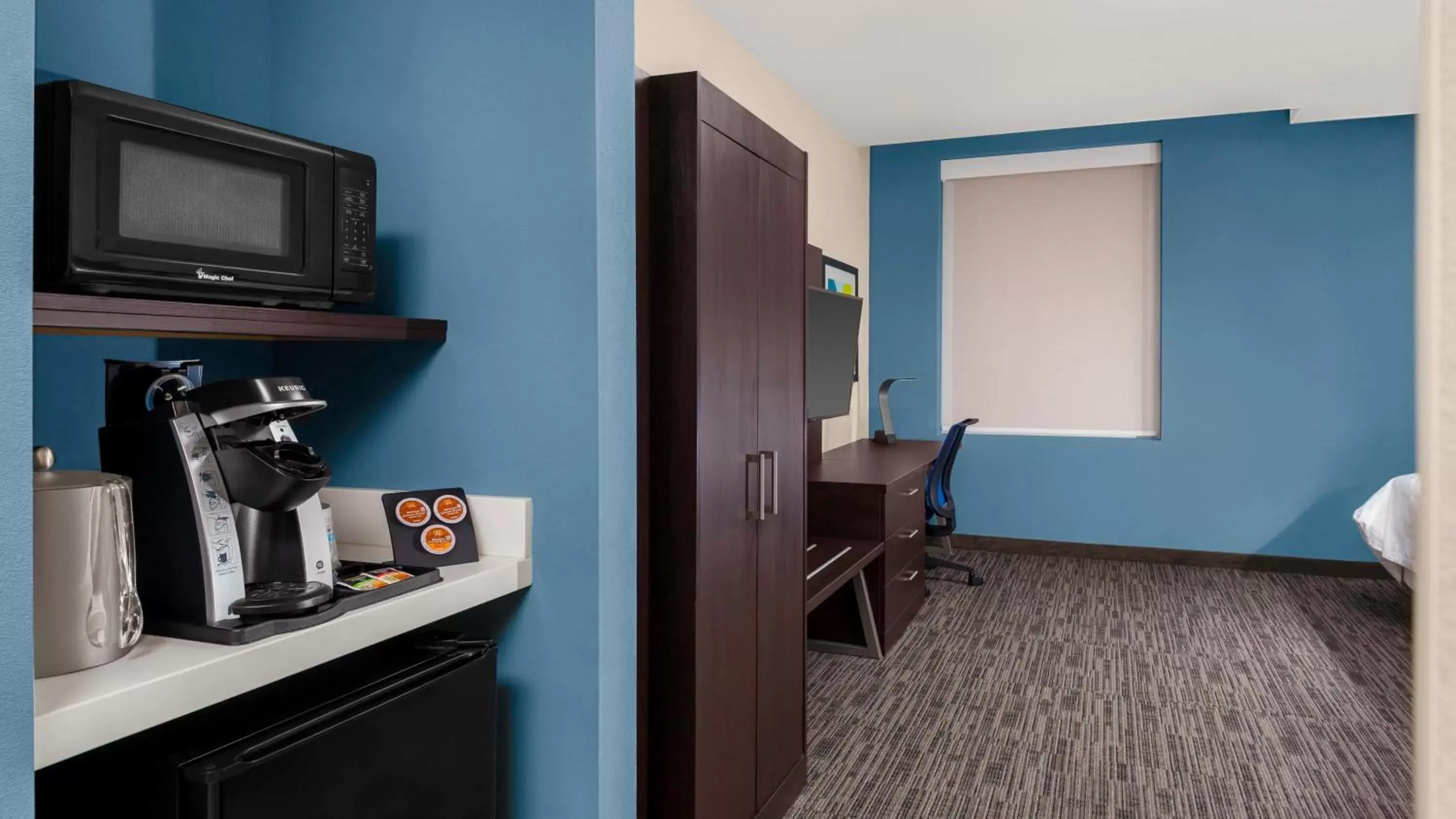 Photo of the whole room, TV/Entertainment Center in Holiday Inn Express - Kansas City Downtown, an IHG Hotel