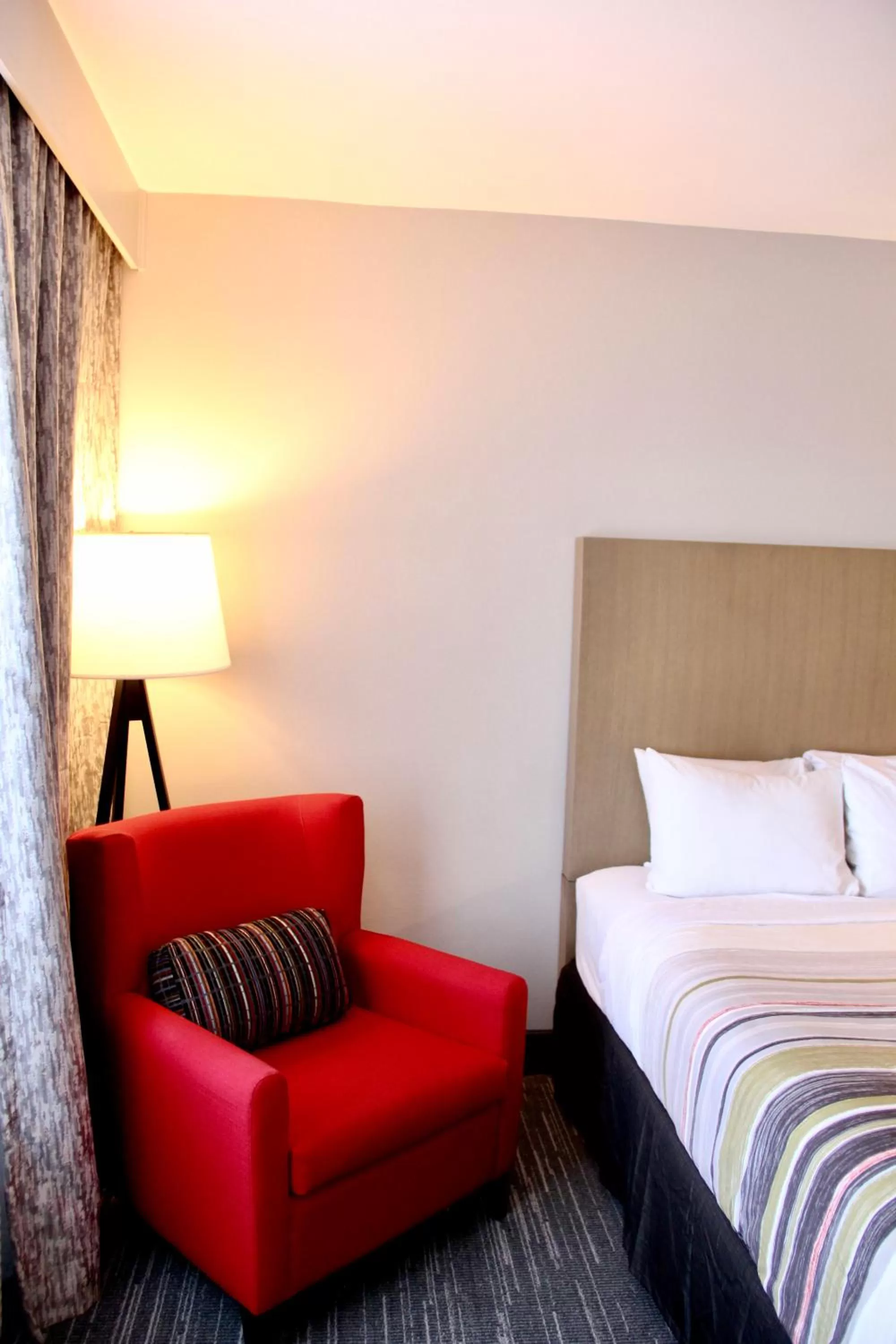 Seating area, Bed in Country Inn & Suites by Radisson Nashville Airport TN