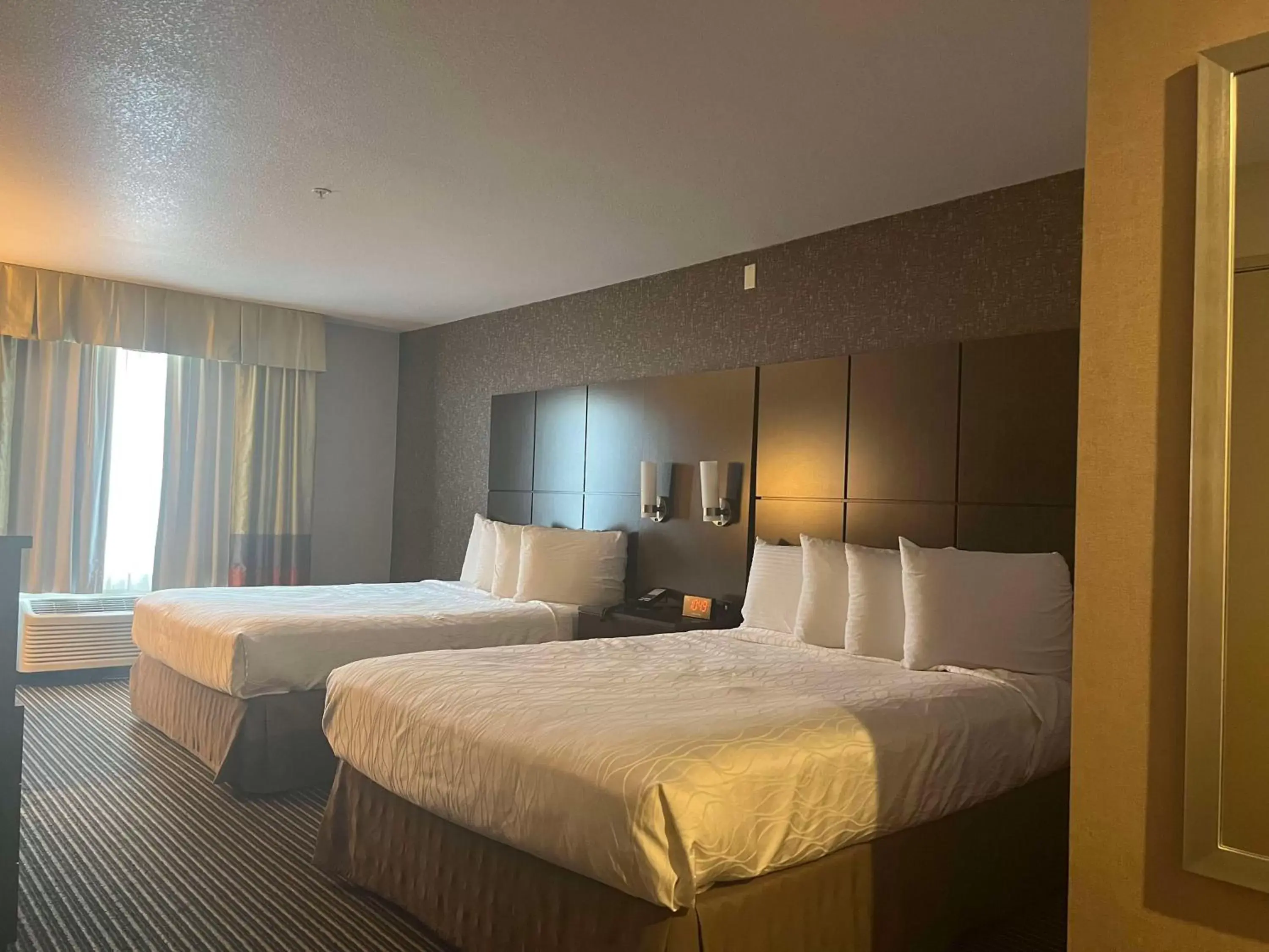 Bedroom, Bed in Best Western Plus Rama Inn & Suites