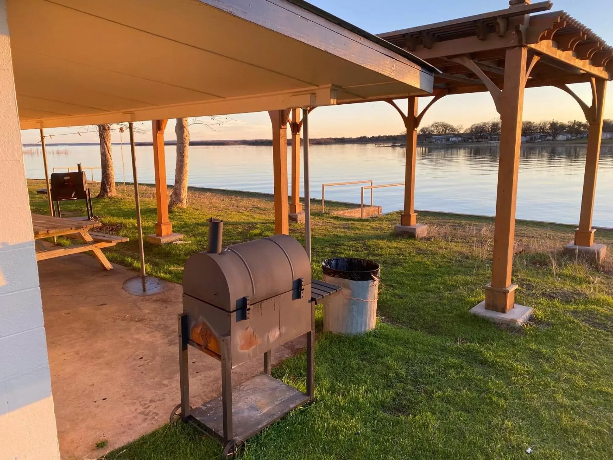 BBQ facilities in Oasis Lake Buchanan