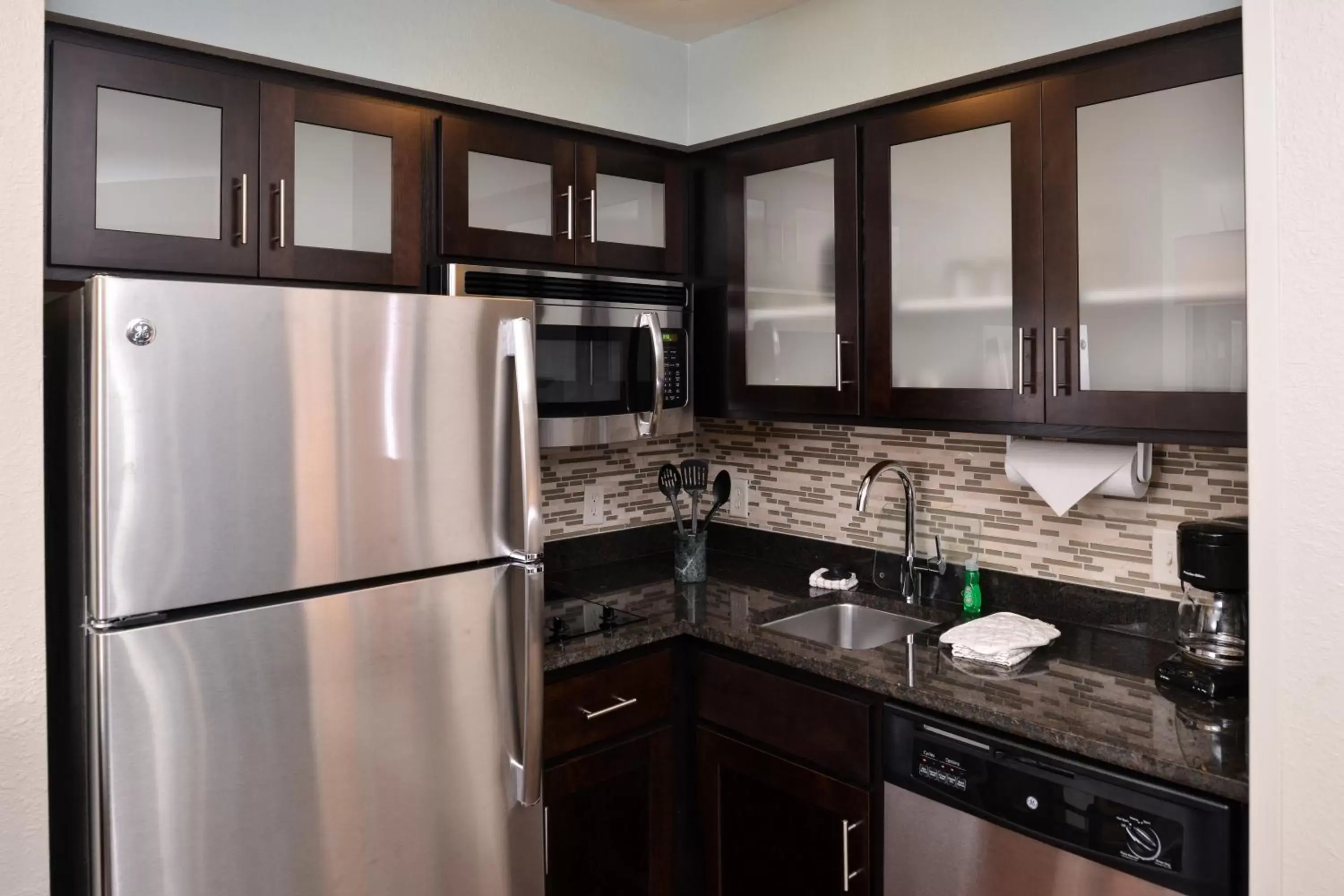 Bedroom, Kitchen/Kitchenette in Staybridge Suites Sioux Falls at Empire Mall, an IHG Hotel