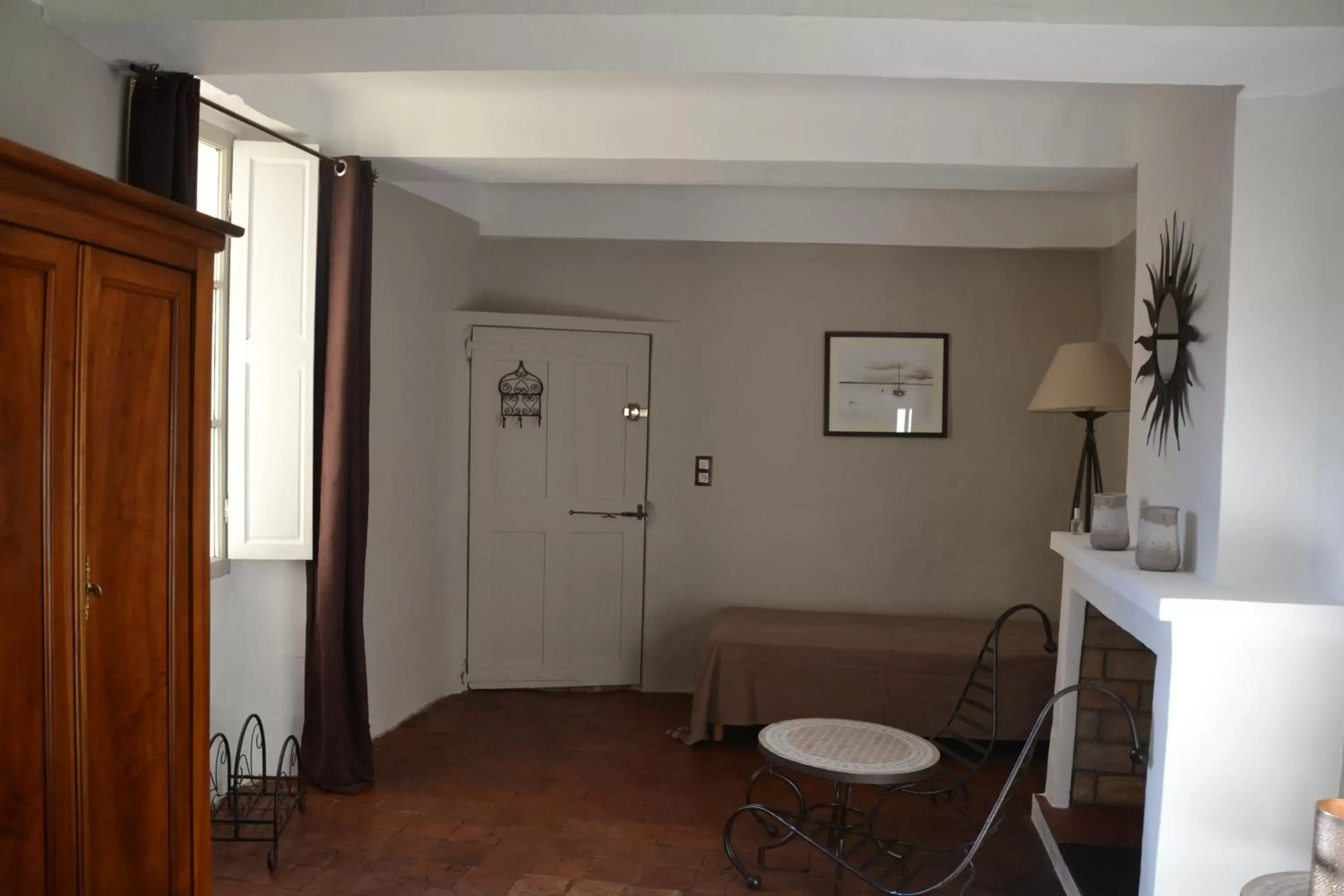 Photo of the whole room, Seating Area in Maison Saint Louis avec Jacuzzi