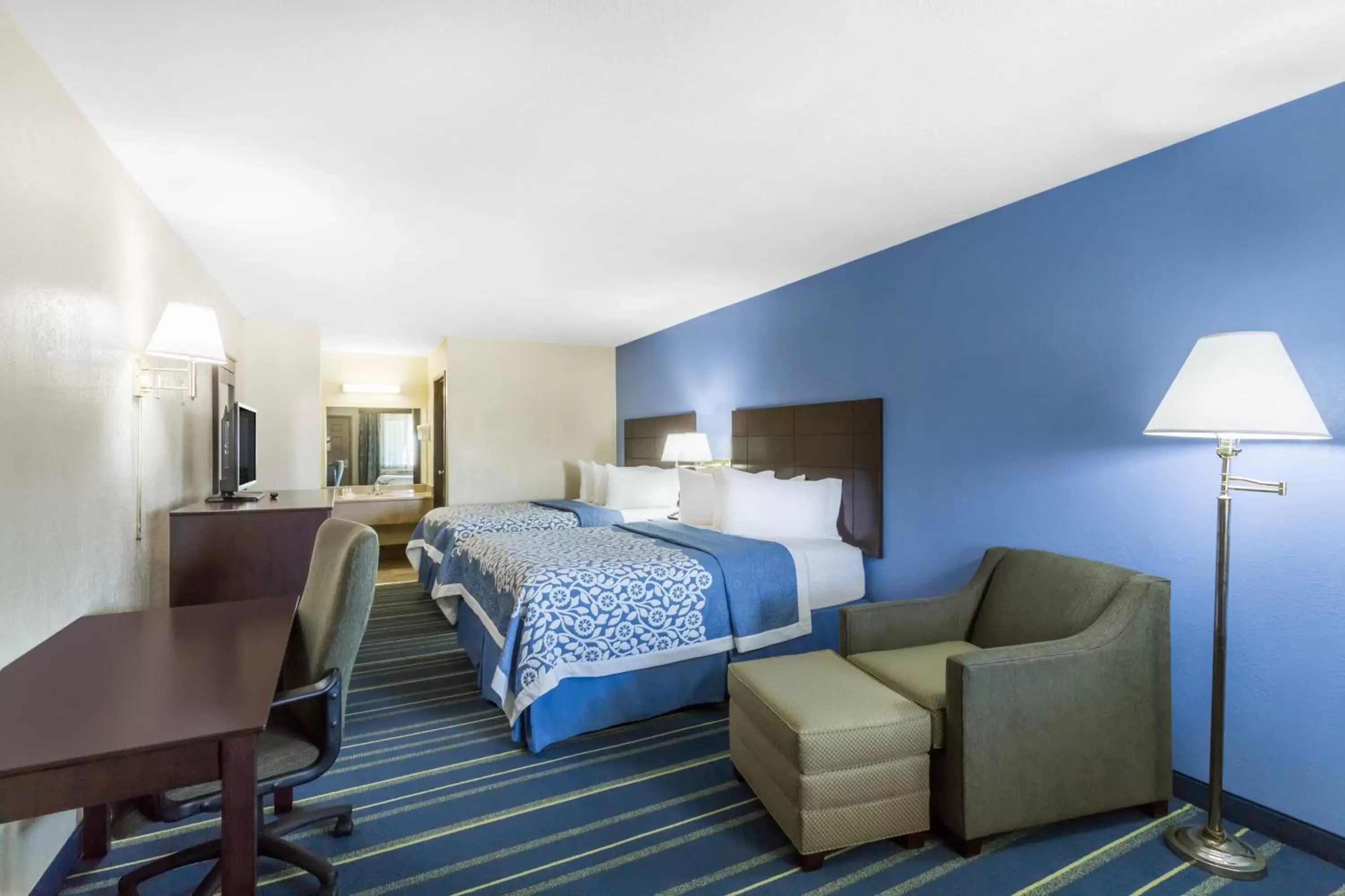 Photo of the whole room, Bed in Days Inn by Wyndham Holbrook