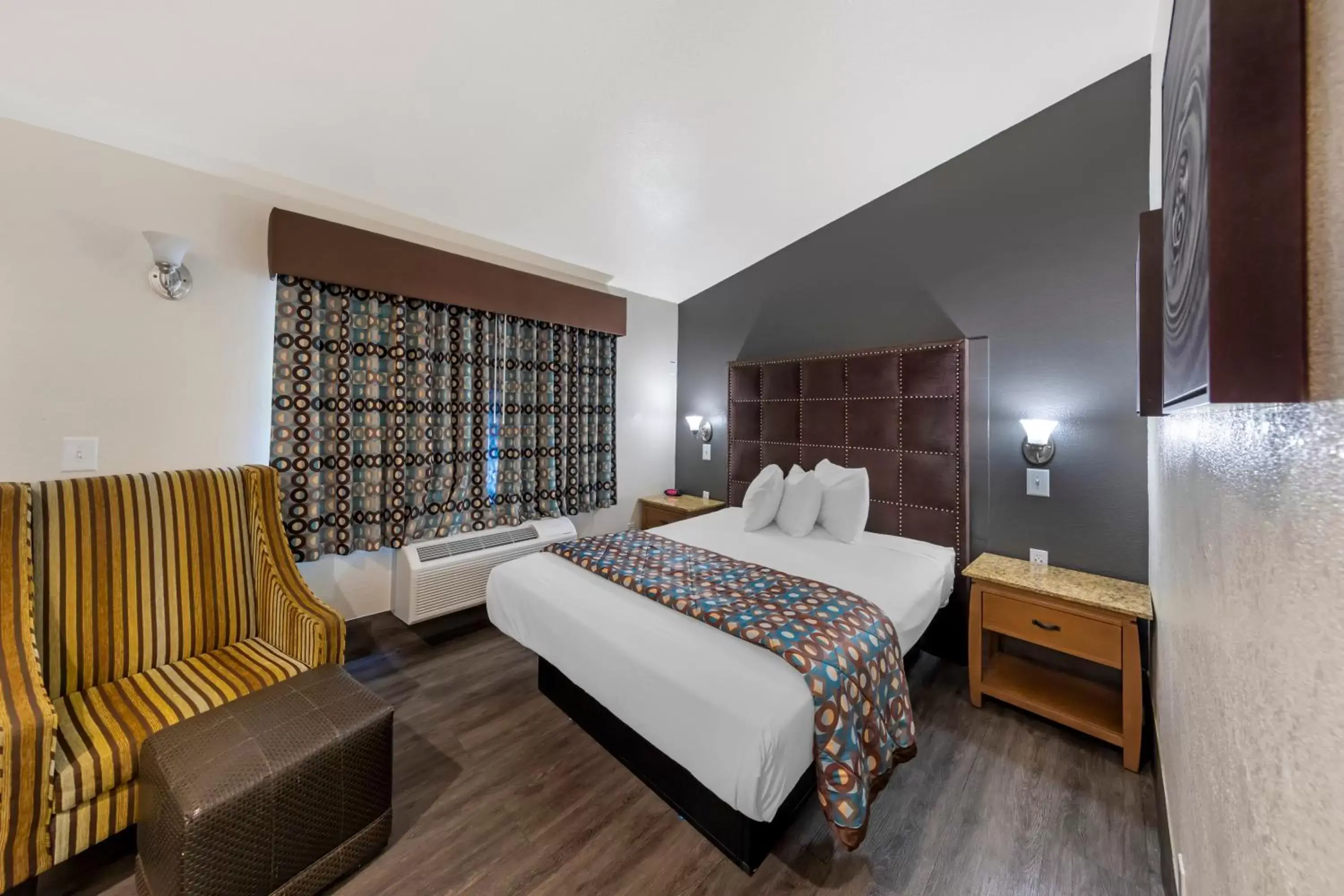 Photo of the whole room, Bed in Anaheim Discovery Inn and Suites