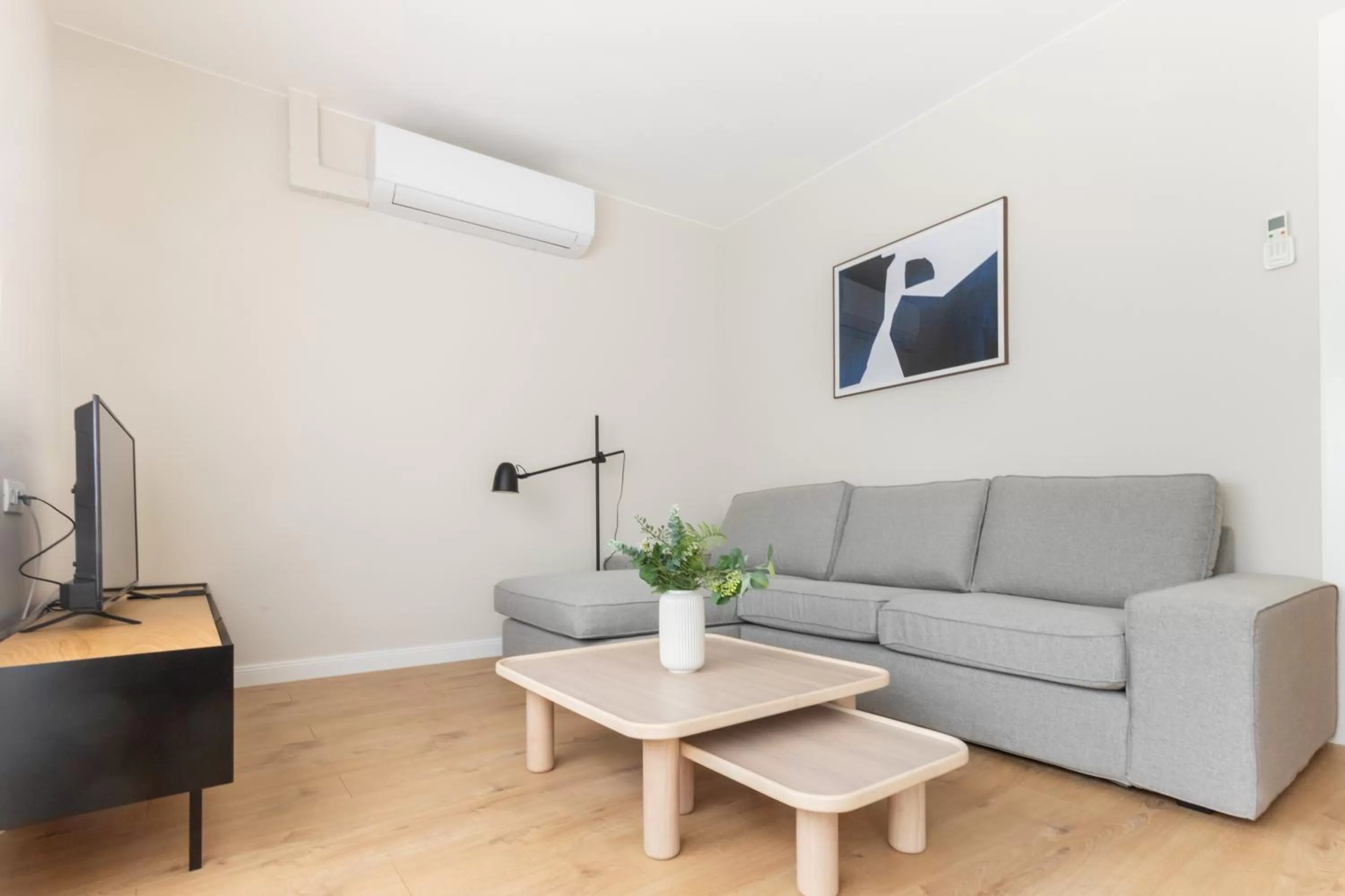 Communal lounge/ TV room in Atica Apartments - by Weflating