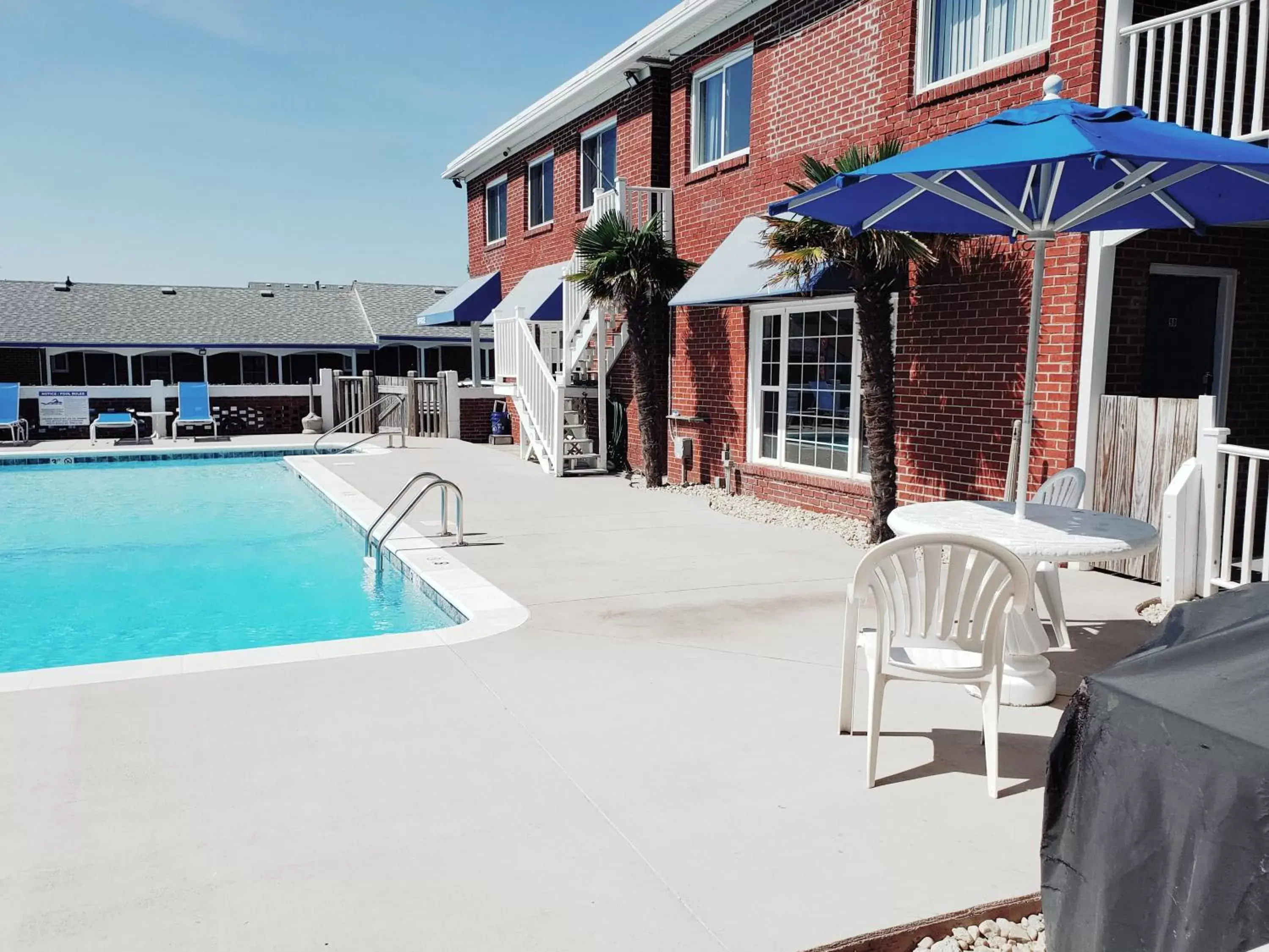 Property building, Swimming Pool in Colonial Inn
