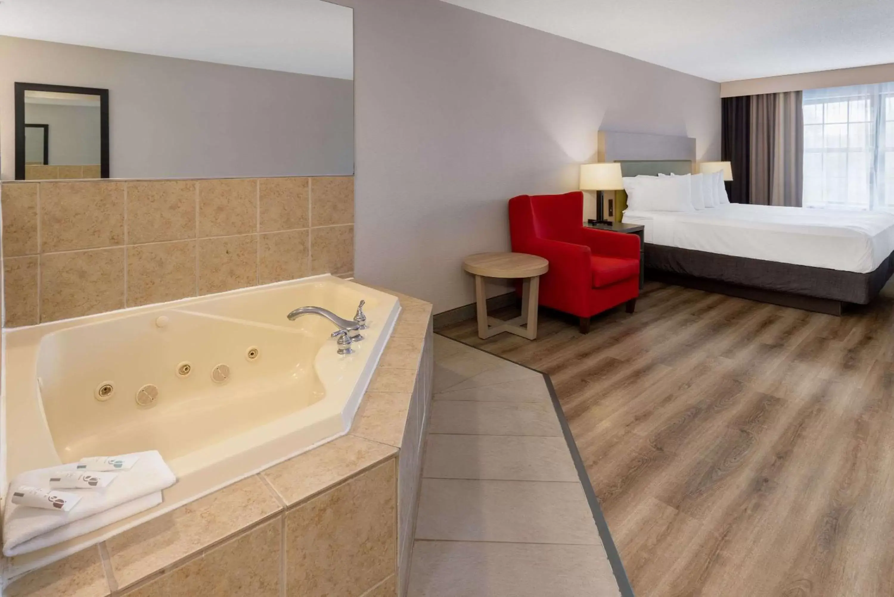 Hot Tub, Bathroom in Country Inn & Suites by Radisson, Salisbury, MD
