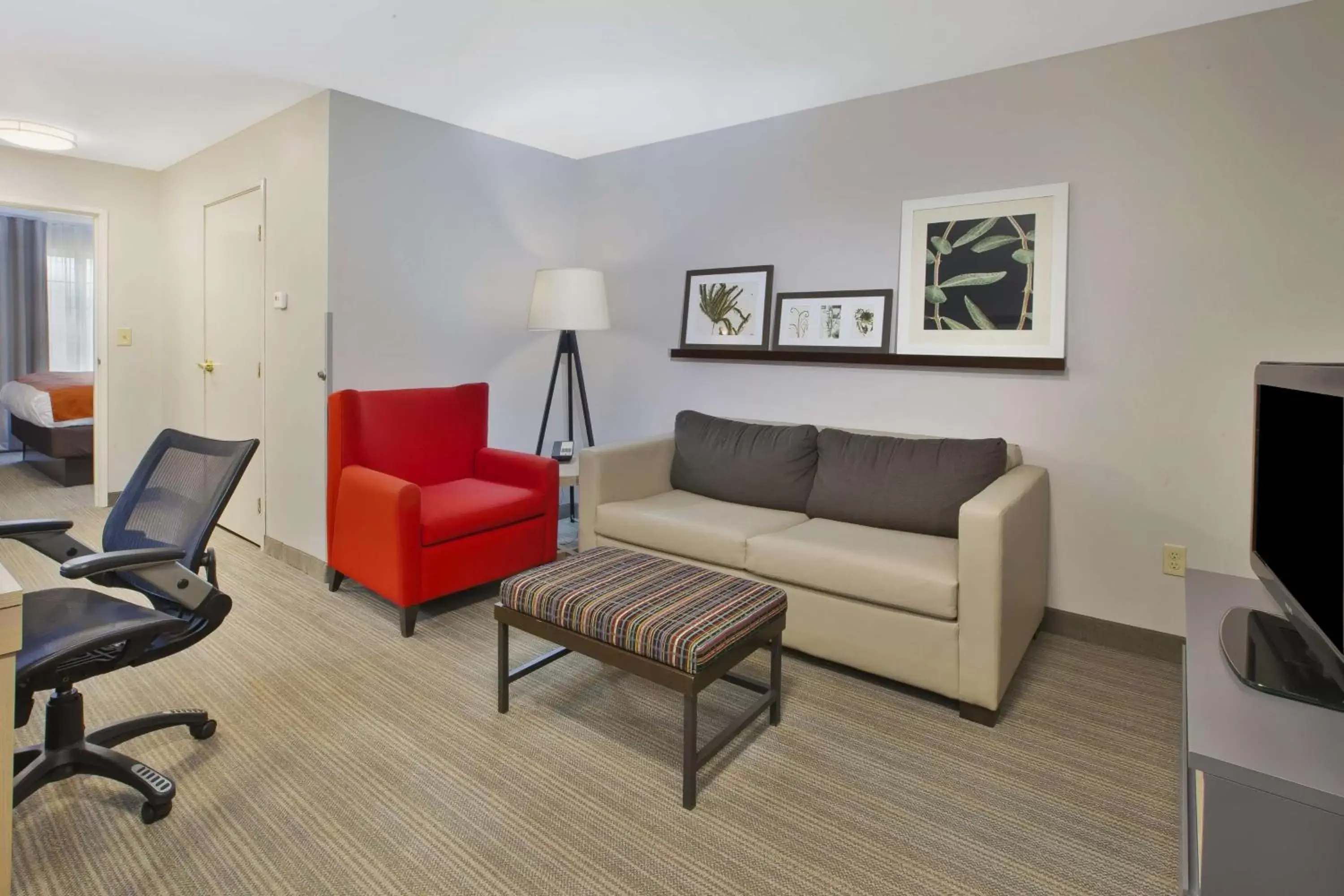 Photo of the whole room, Seating Area in Country Inn & Suites by Radisson, Big Rapids, MI