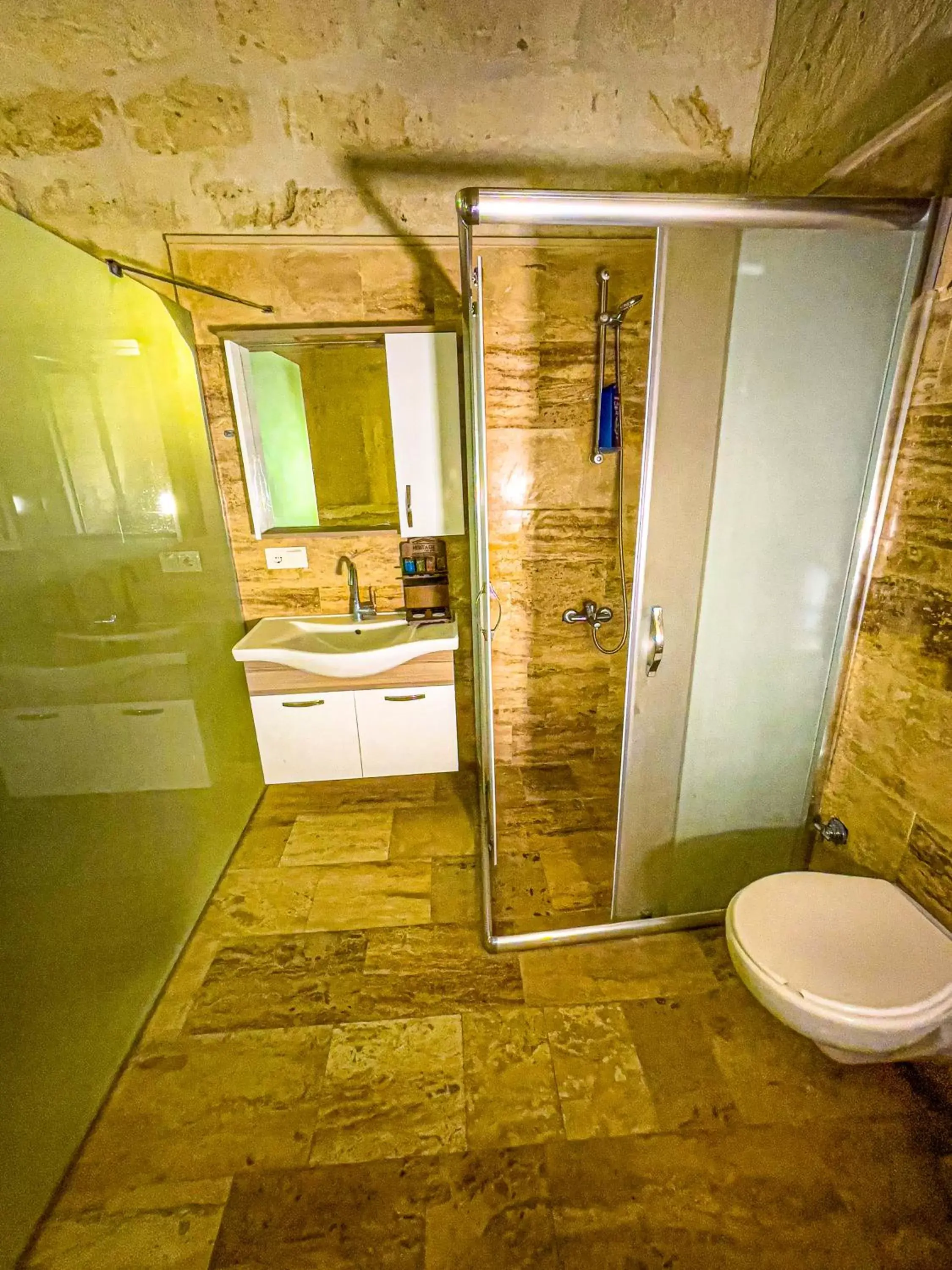 Bathroom in Heritage Cave Suites