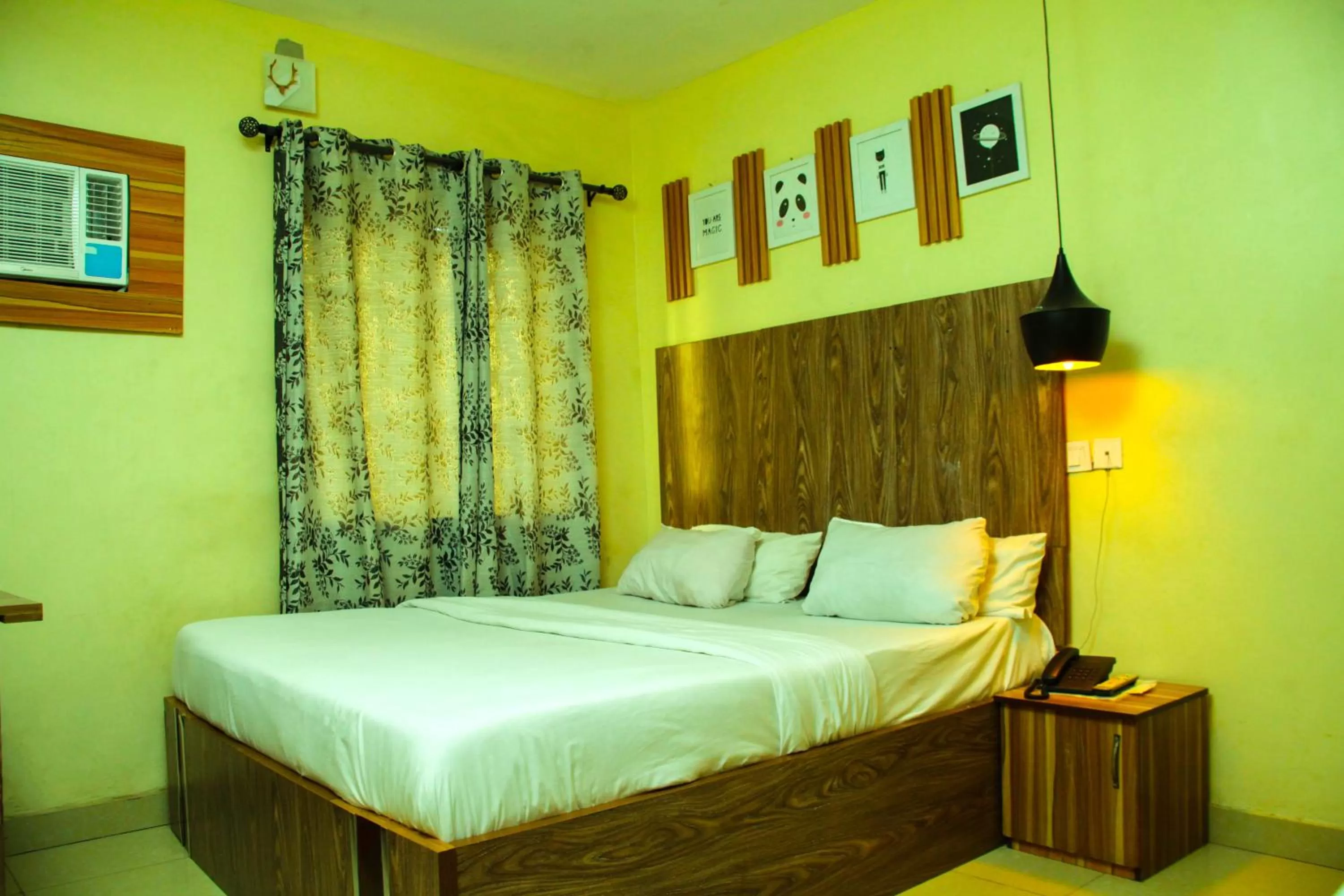 Bed in ONTARIO SUITES