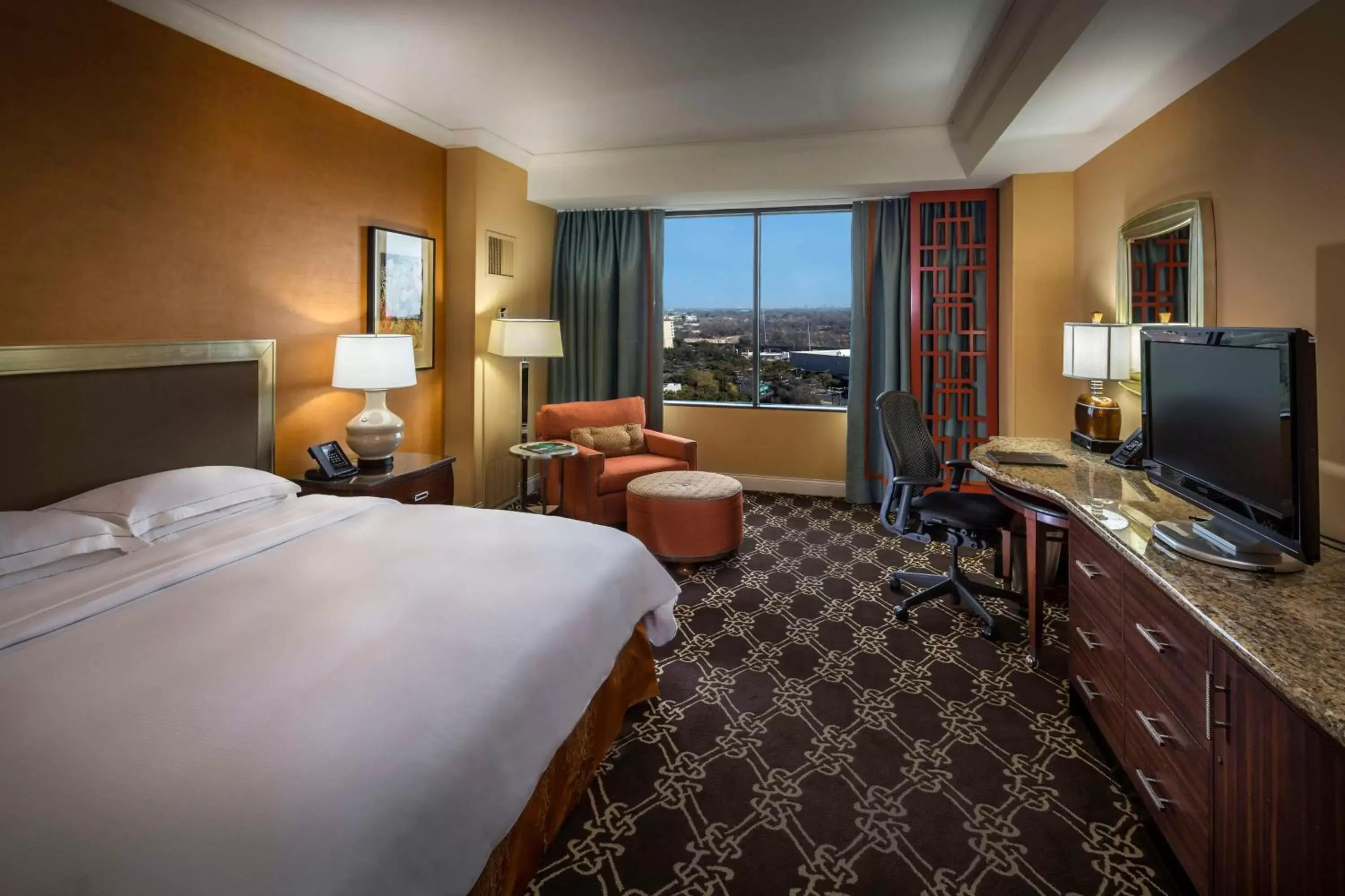 King Room with Roll-In Shower - Disability Access in Hilton Anatole