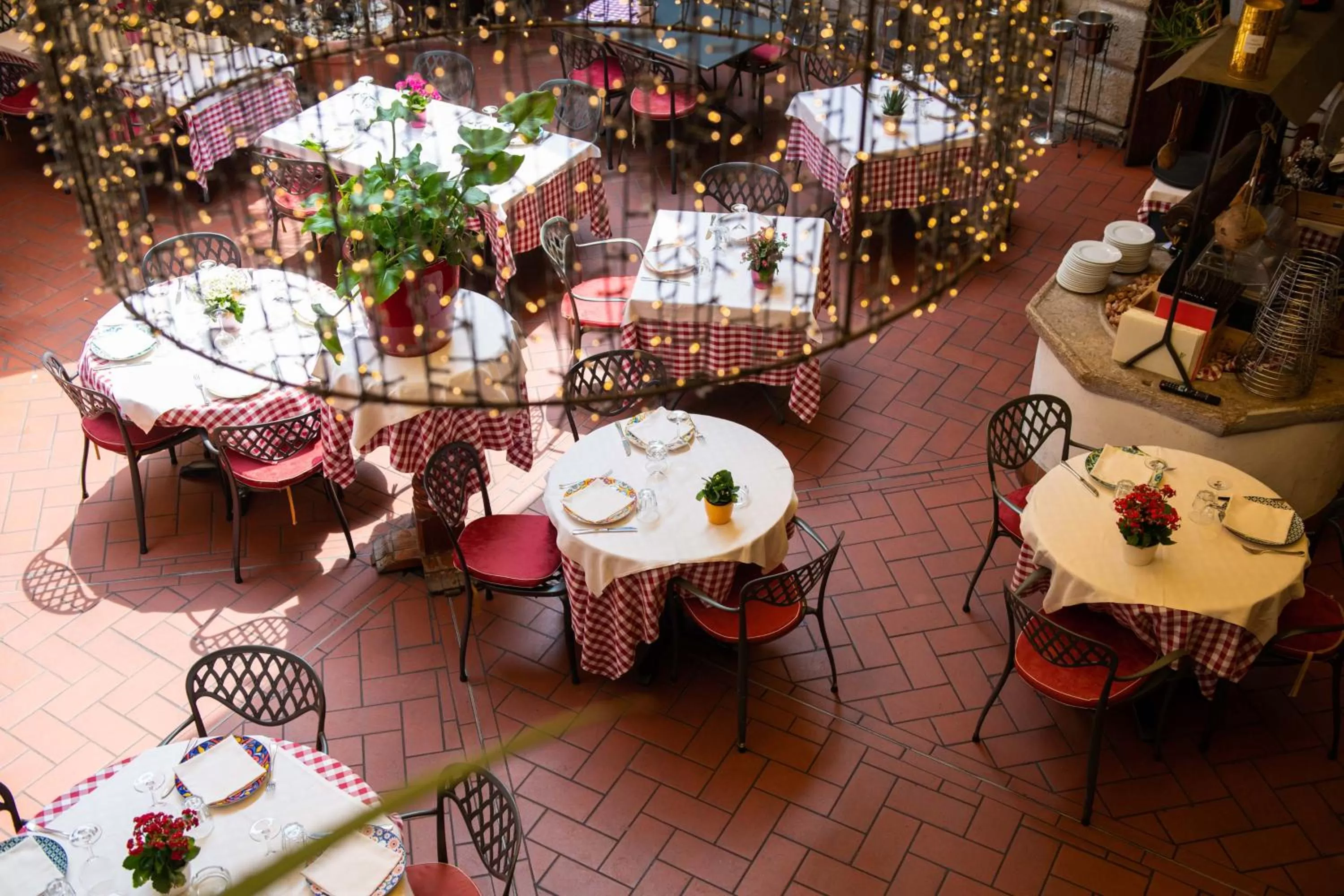 Restaurant/places to eat in Alessi Hotel Trattoria