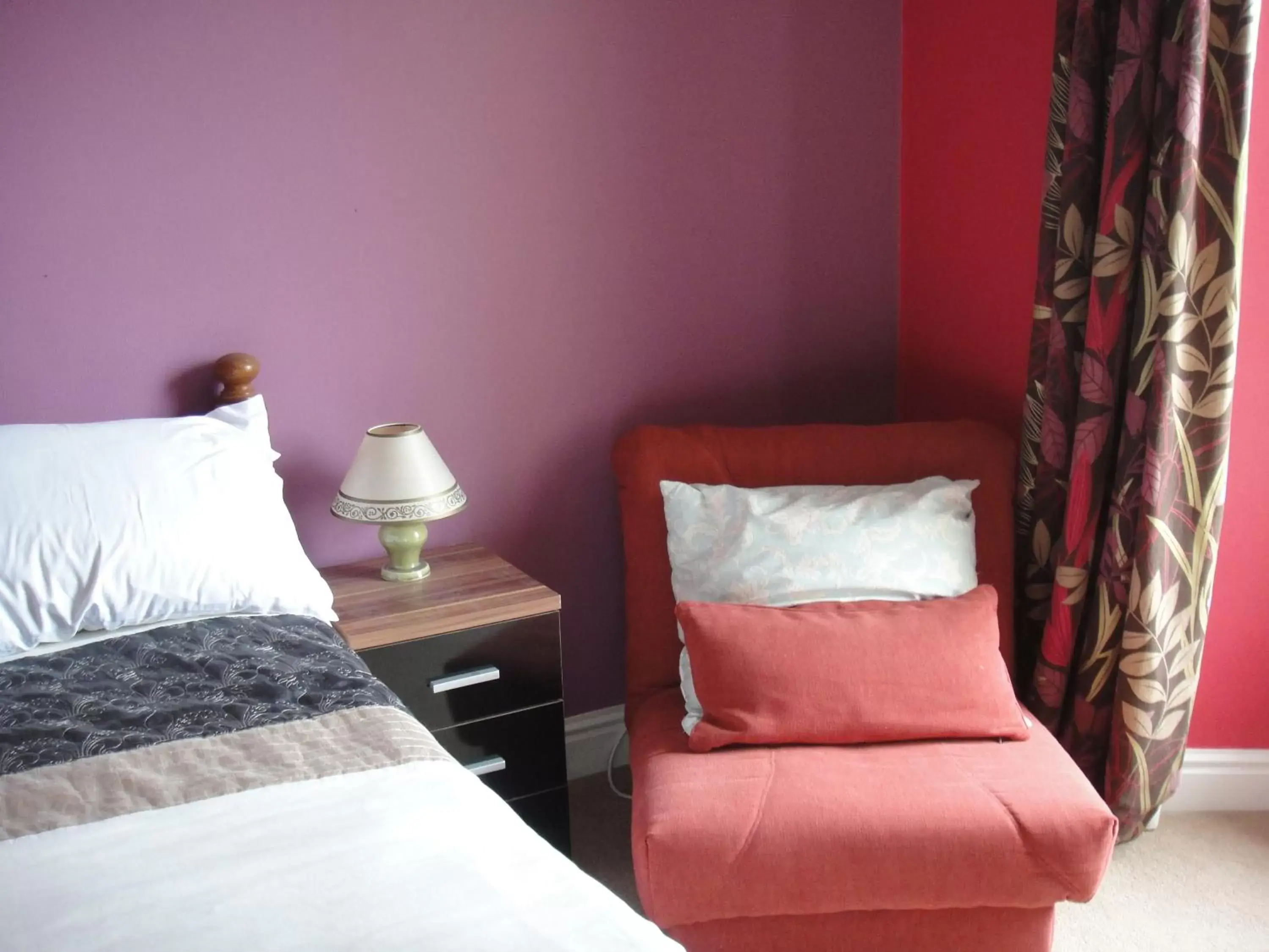 Seating area, Bed in Bankside Bed & Breakfast