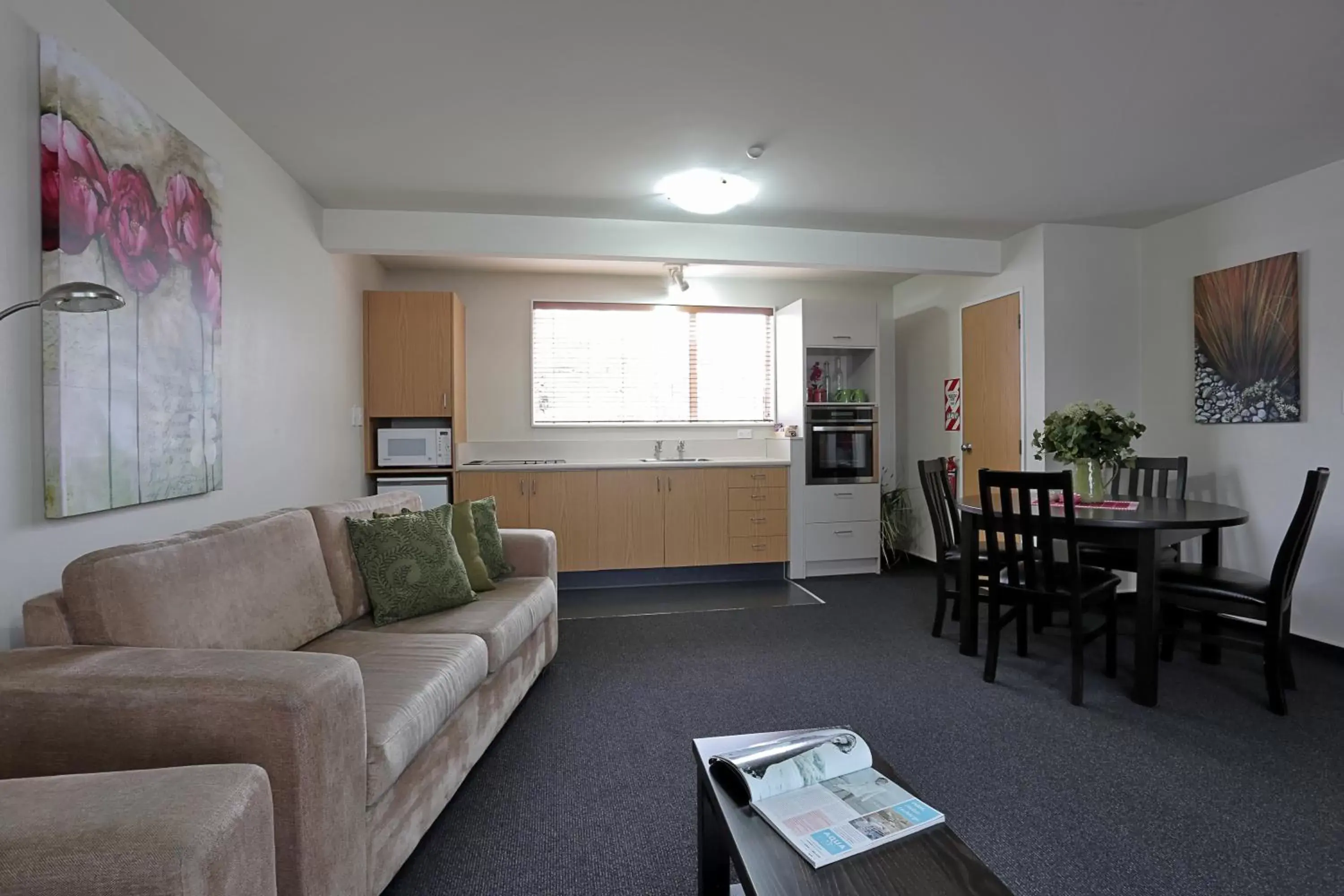 Photo of the whole room, Seating Area in Homestead Villa Motel