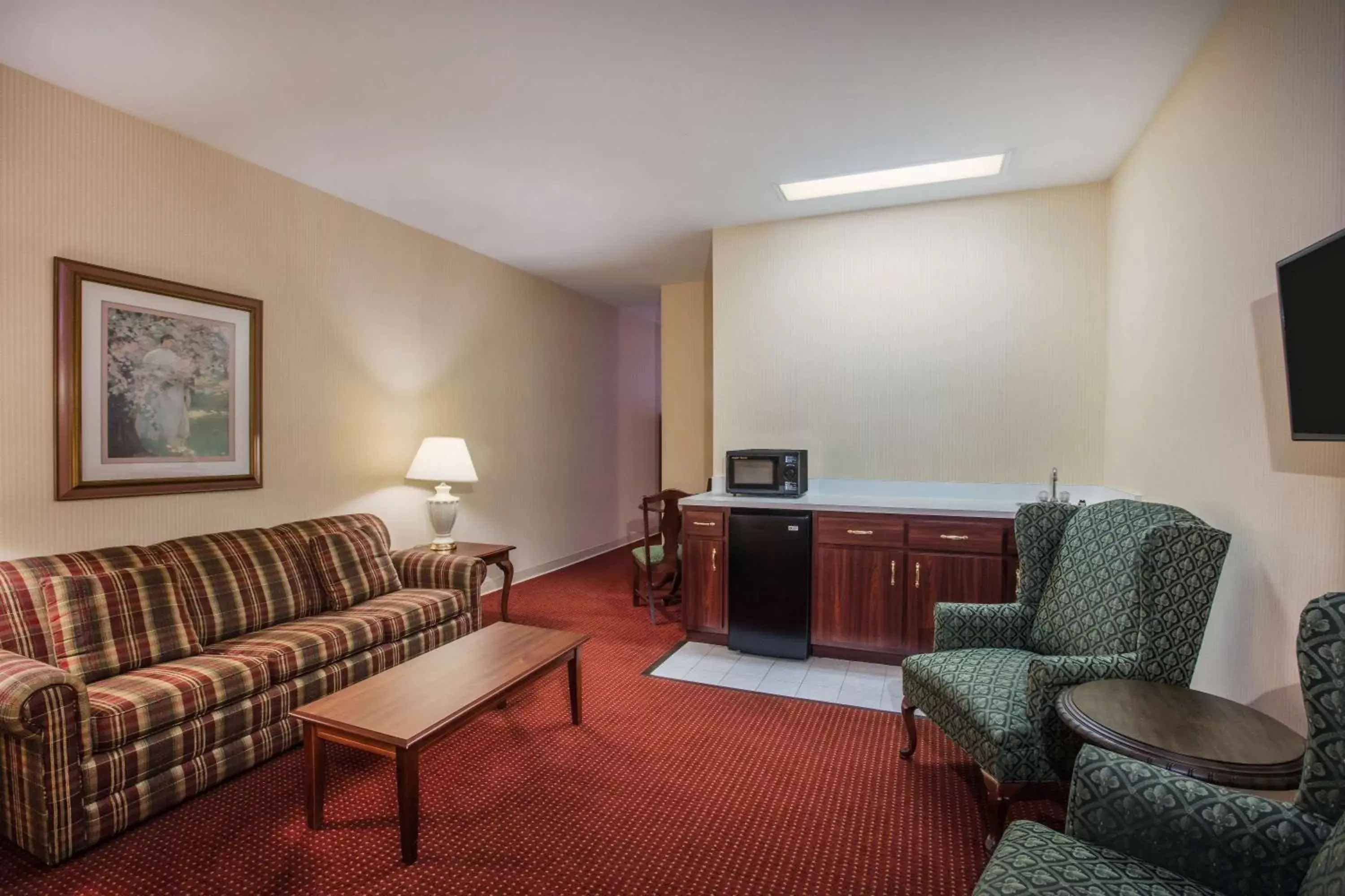 Photo of the whole room, Seating Area in Ramada by Wyndham Ligonier