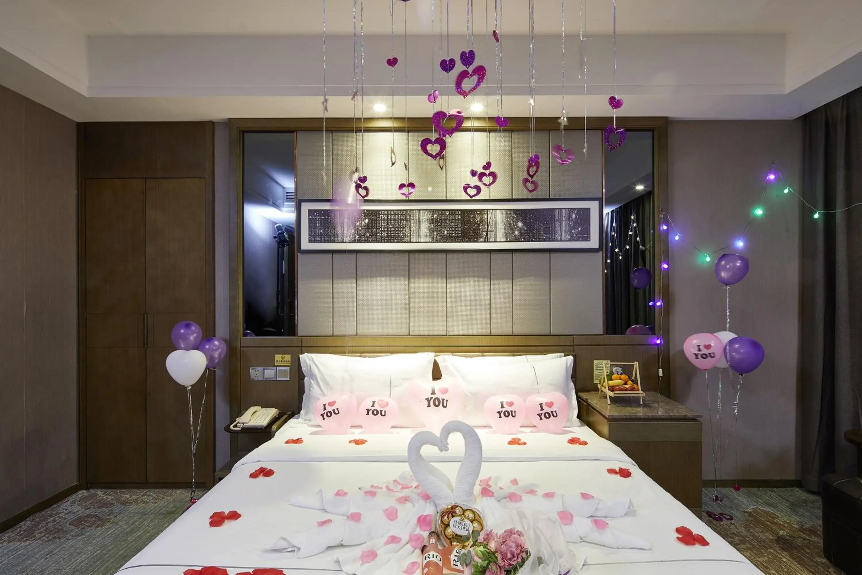 Bed in INSAIL Hotel (Shenzhen Dongmen Branch)