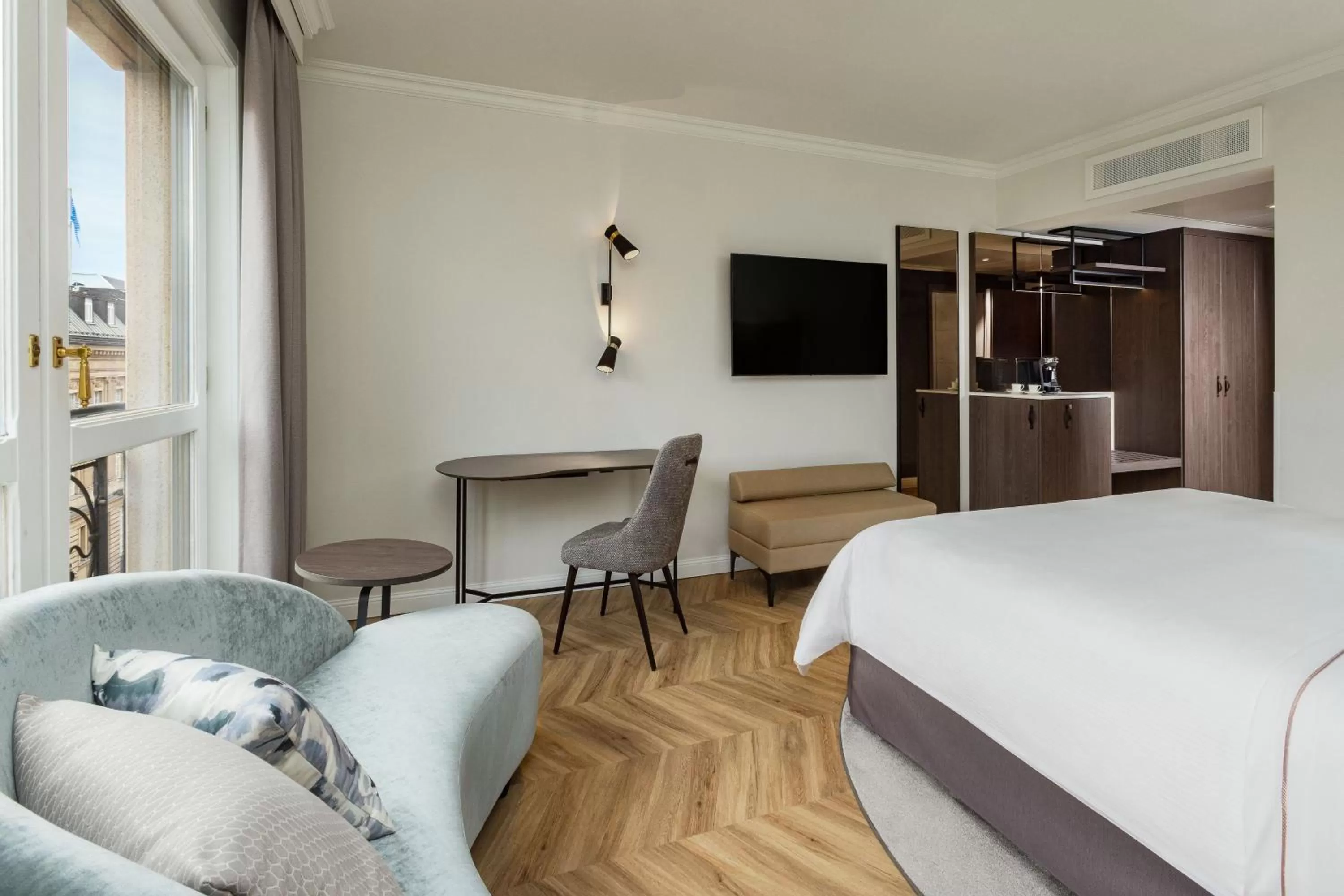 Photo of the whole room, Bed in The Westin Grand Berlin