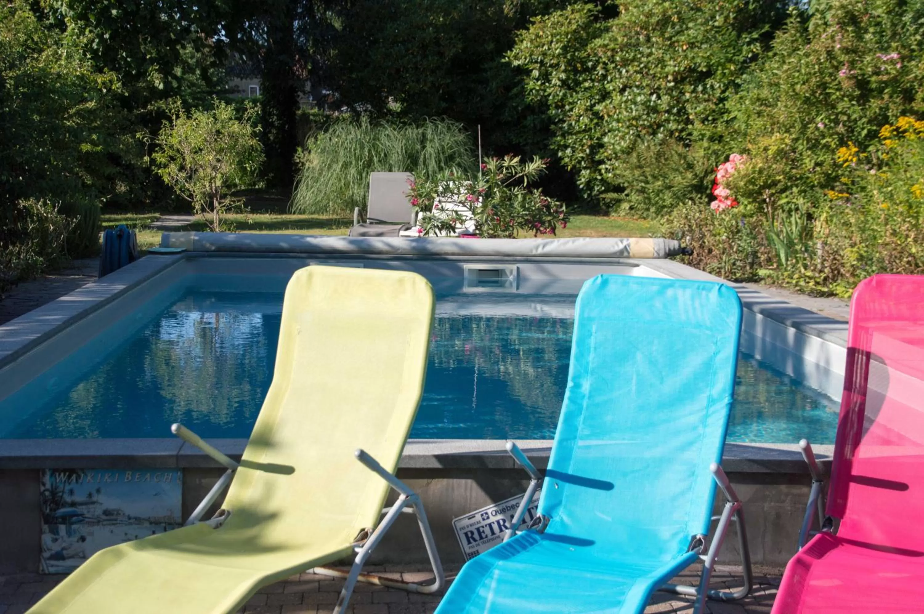 Swimming pool in B and B Comme chez soi