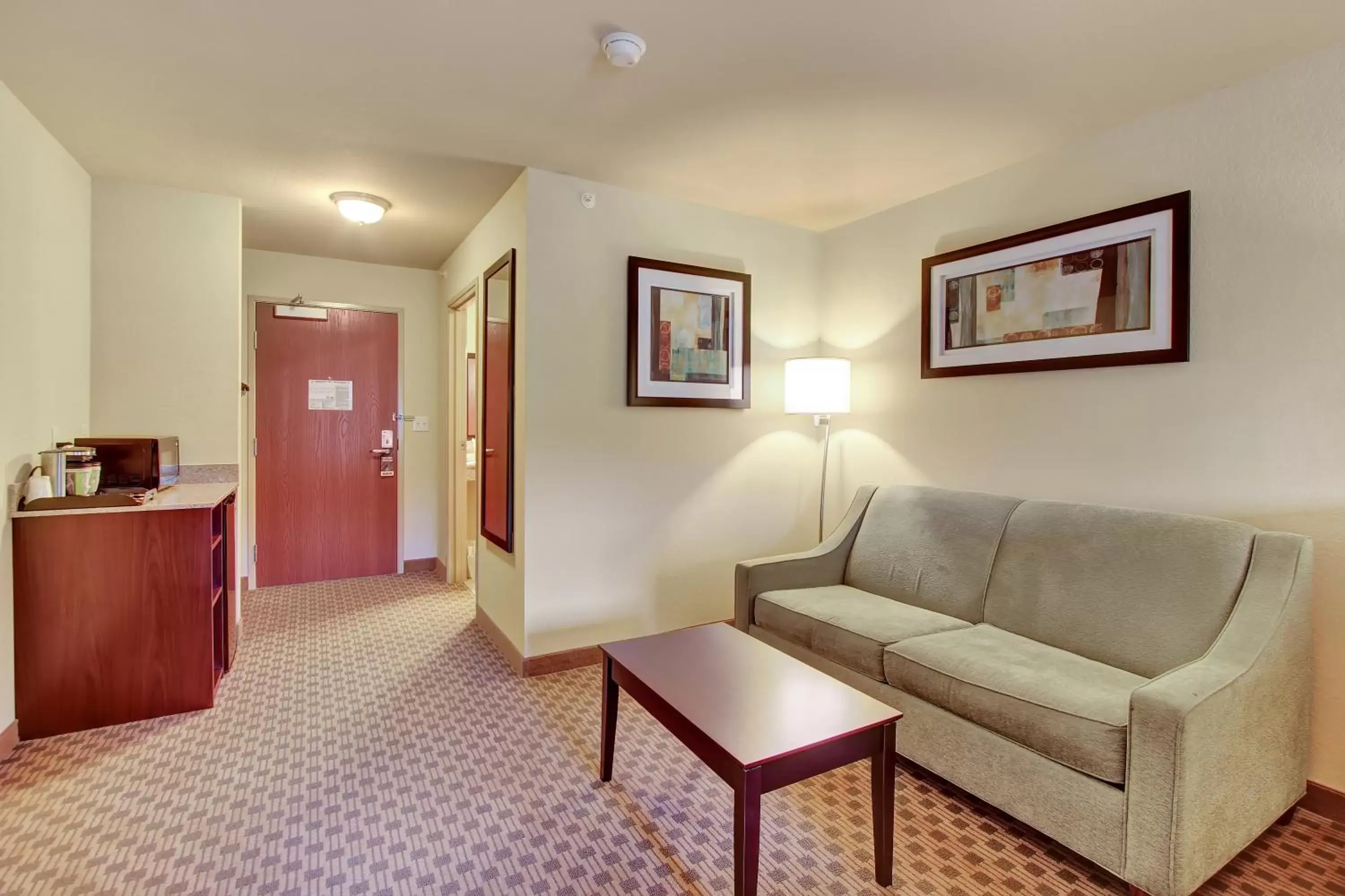 Bed, Seating Area in Cobblestone Hotel & Suites - Waynesboro