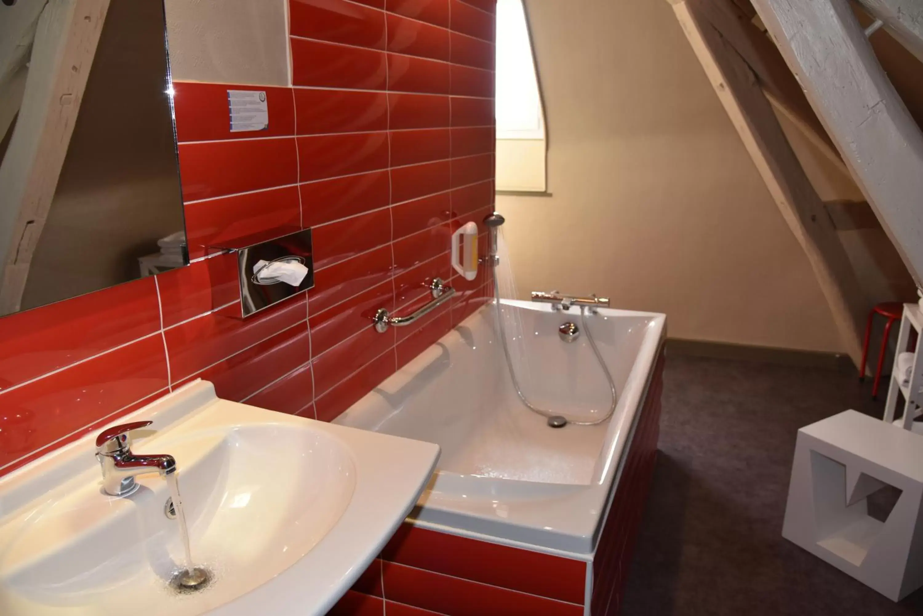 Bathroom in The Originals Access, Hôtel Bourges Gare