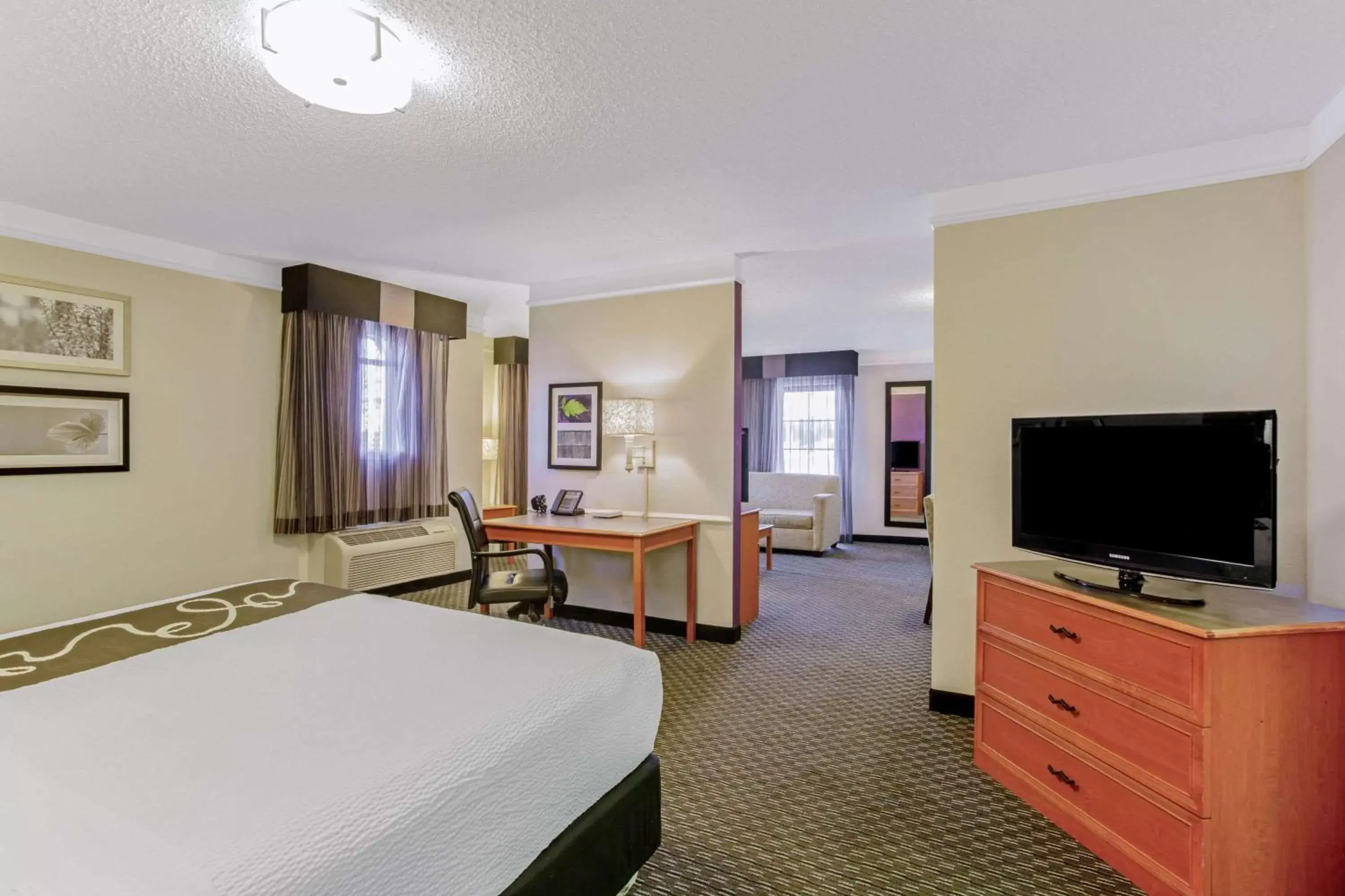 Photo of the whole room, TV/Entertainment Center in La Quinta Inn & Suites by Wyndham And Conference Center San Angelo