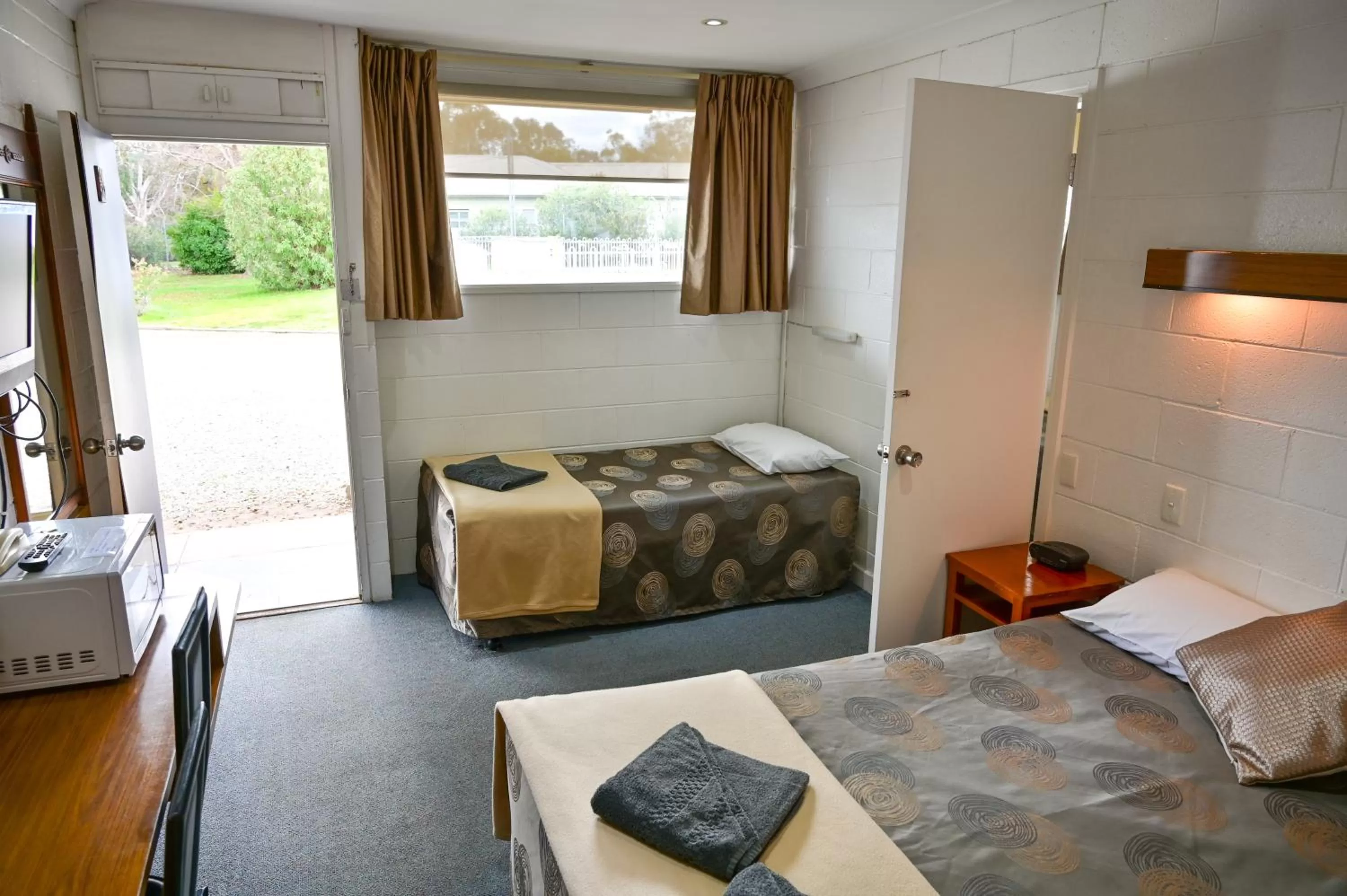 Bed in Byer Fountain Motor Inn