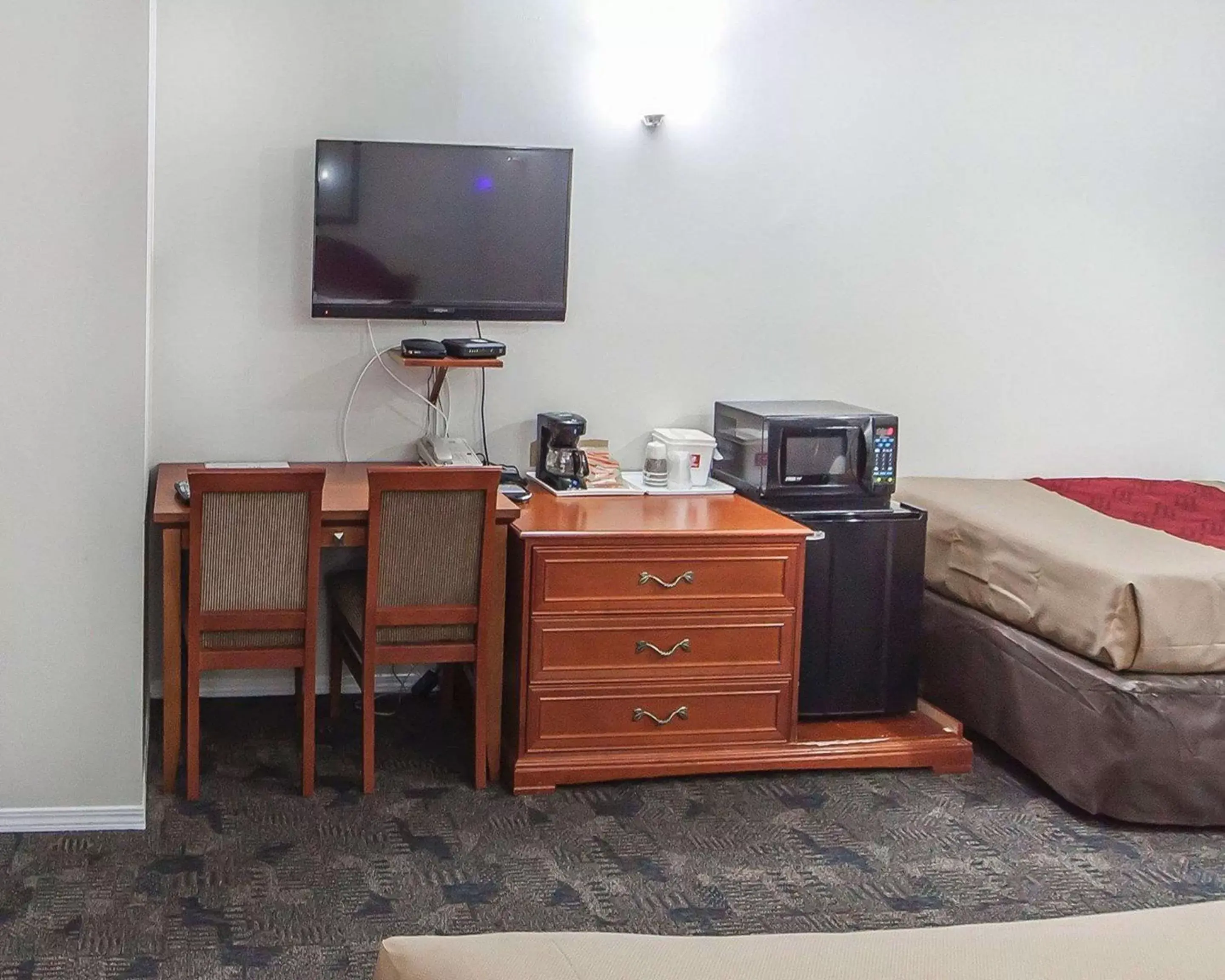 Photo of the whole room, TV/Entertainment Center in Econo Lodge Inn & Suites Drumheller