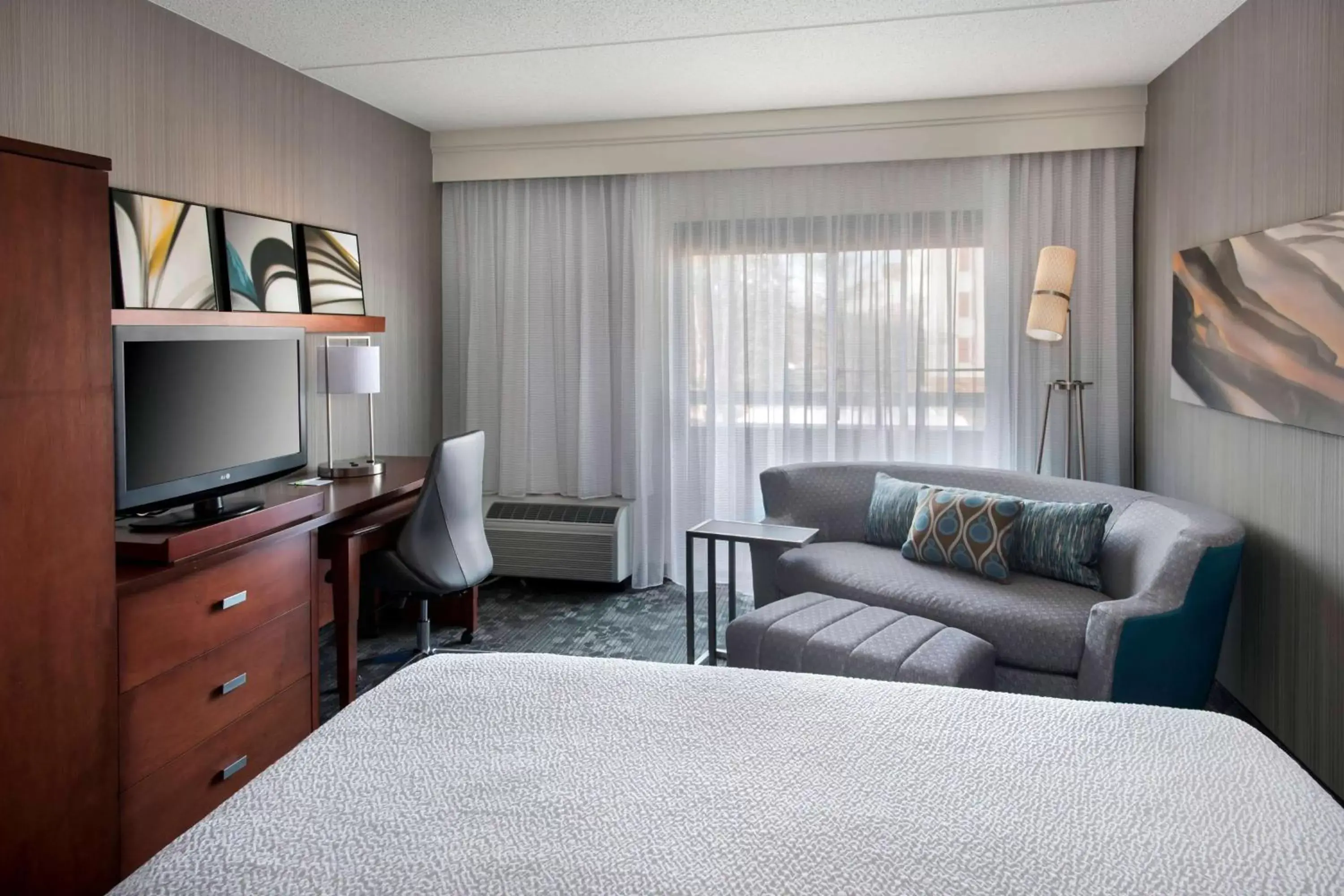 Bedroom, TV/Entertainment Center in Sonesta Select Boston Stoughton
