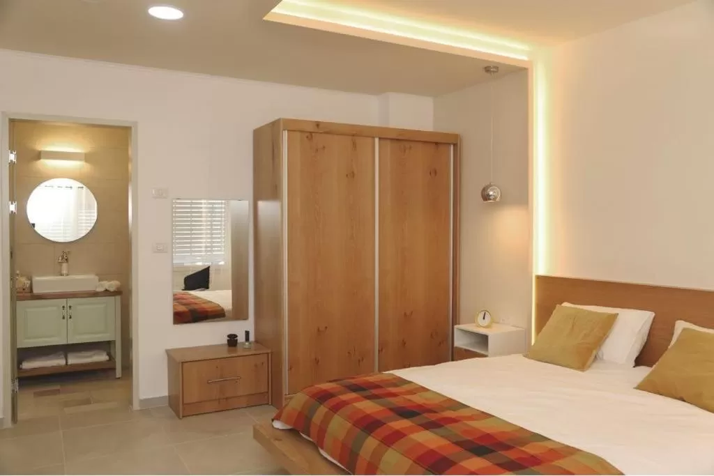 Bed in White Diamond