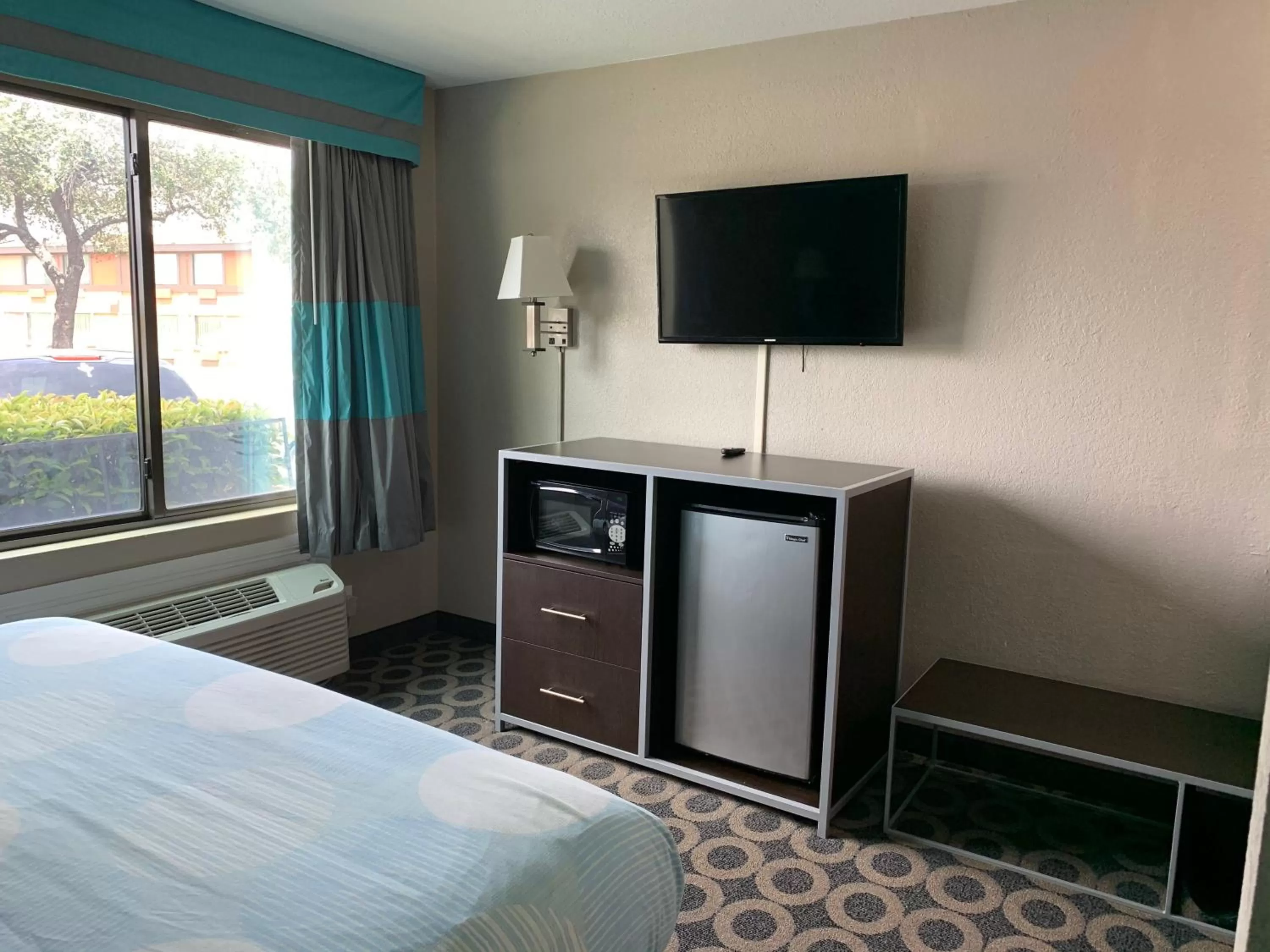 TV and multimedia, Bed in Travelodge by Wyndham San Antonio Downtown Northeast