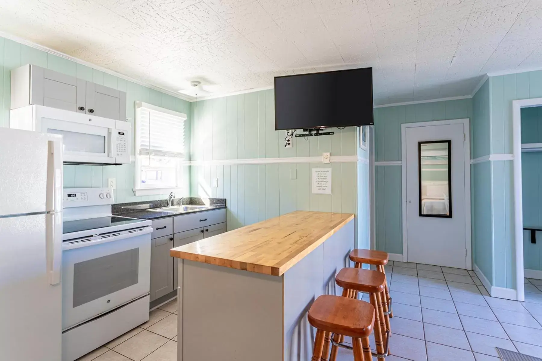 Kitchen or kitchenette, Kitchen/Kitchenette in Island Motel OBX