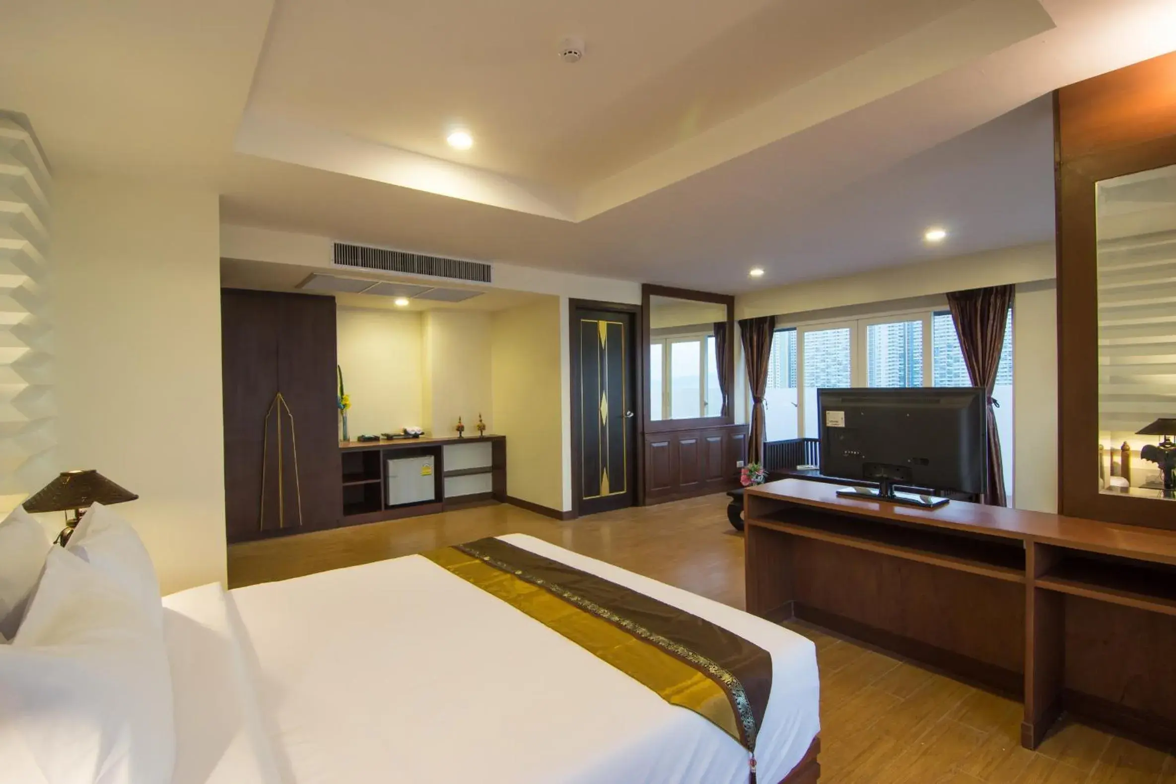 Bedroom, TV/Entertainment Center in Royal Heritage Pavilion Jomtien Hotel