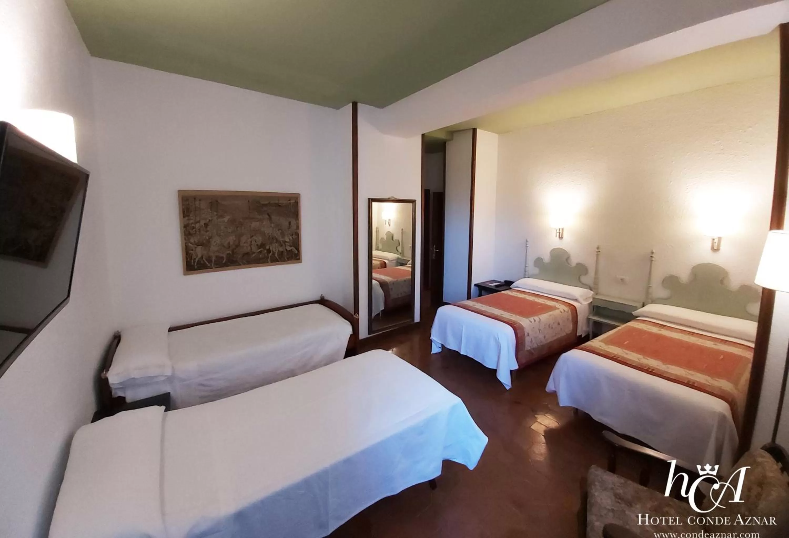 Photo of the whole room, Bed in Conde Aznar