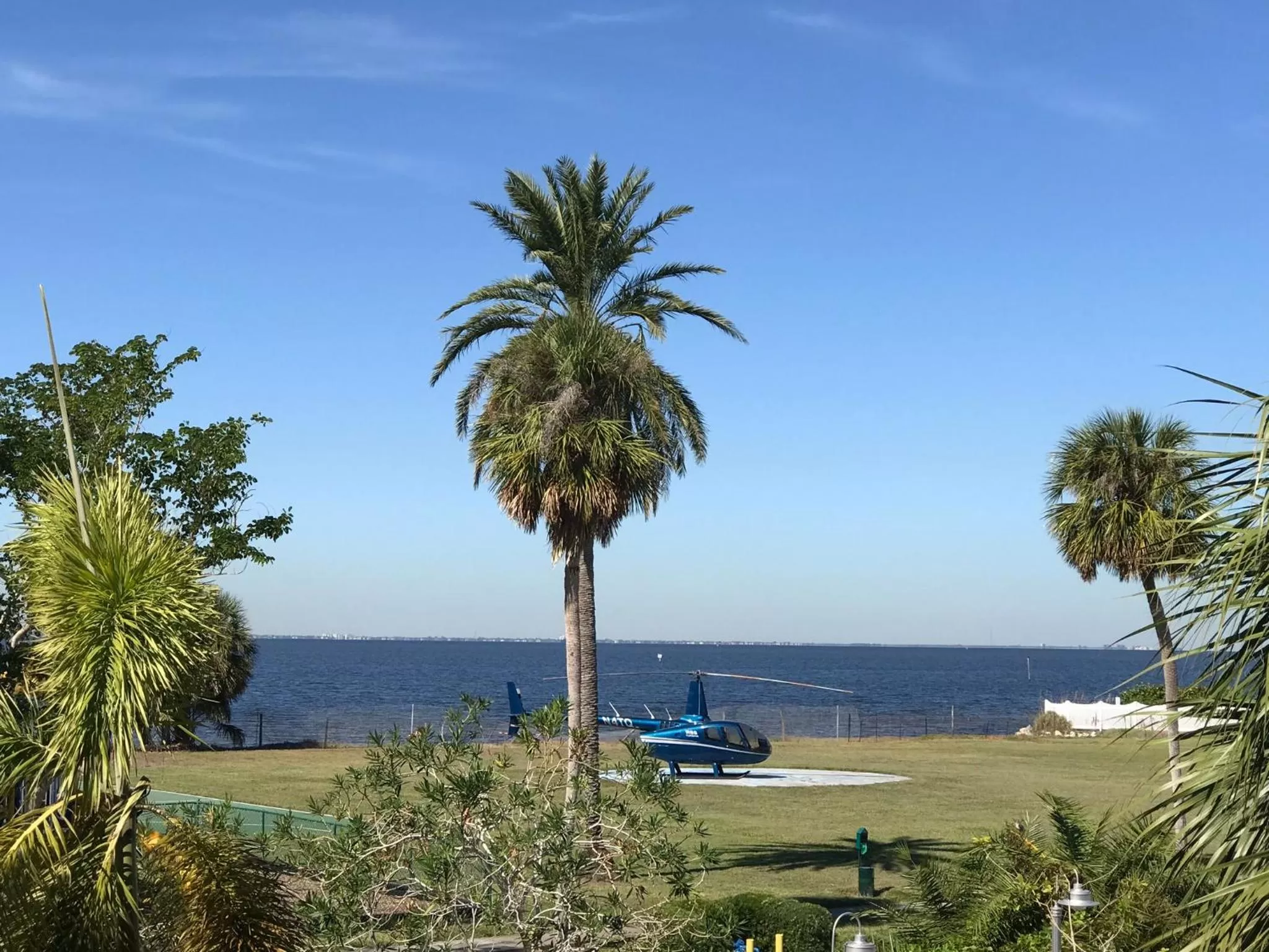 Sea view in TAMPA BAY, BEACH step away, WIFI, FREE PARKING,POOLS, JACUZZI