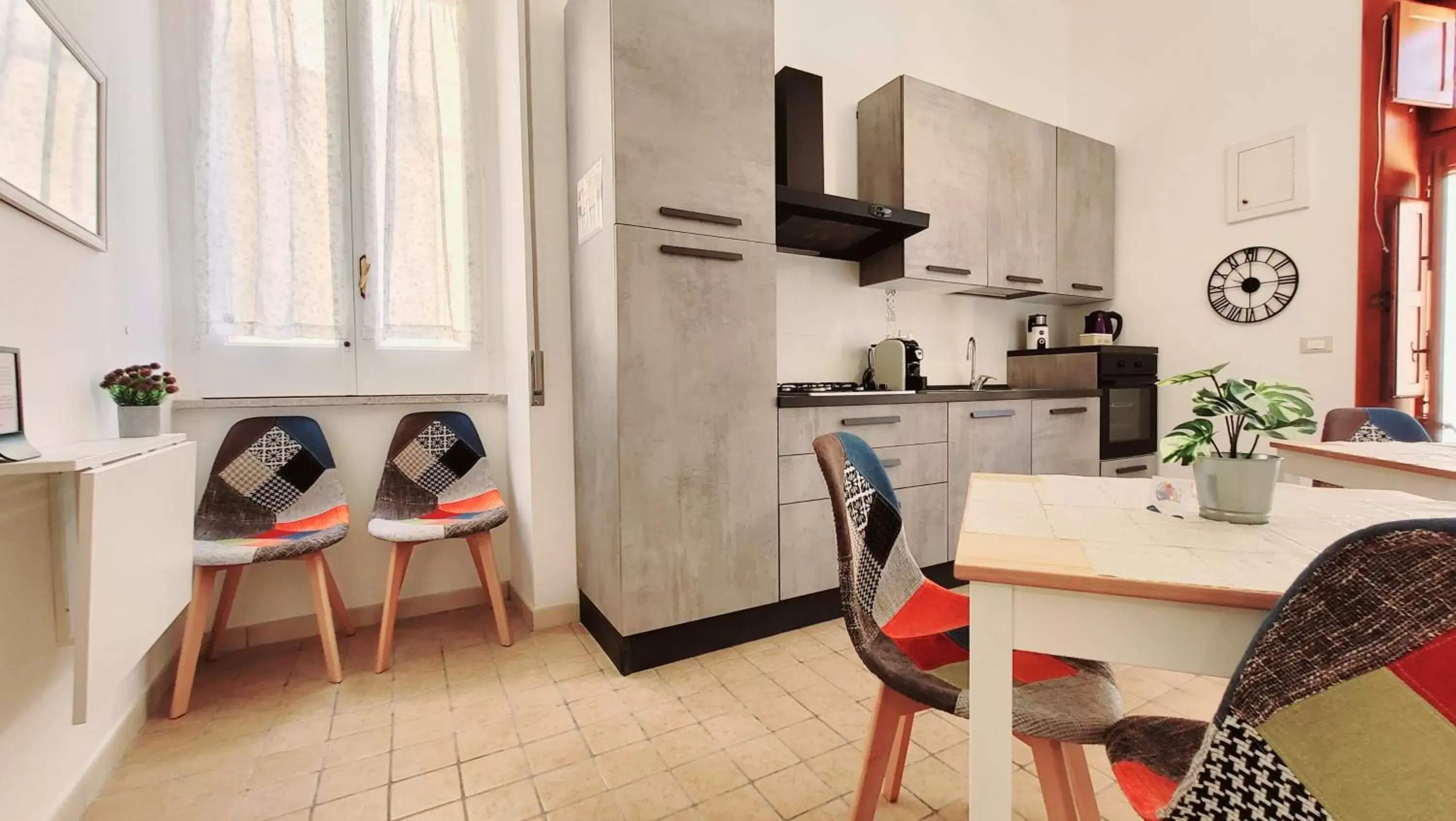 Kitchen or kitchenette, Dining Area in Zanzi 's Charming Rooms