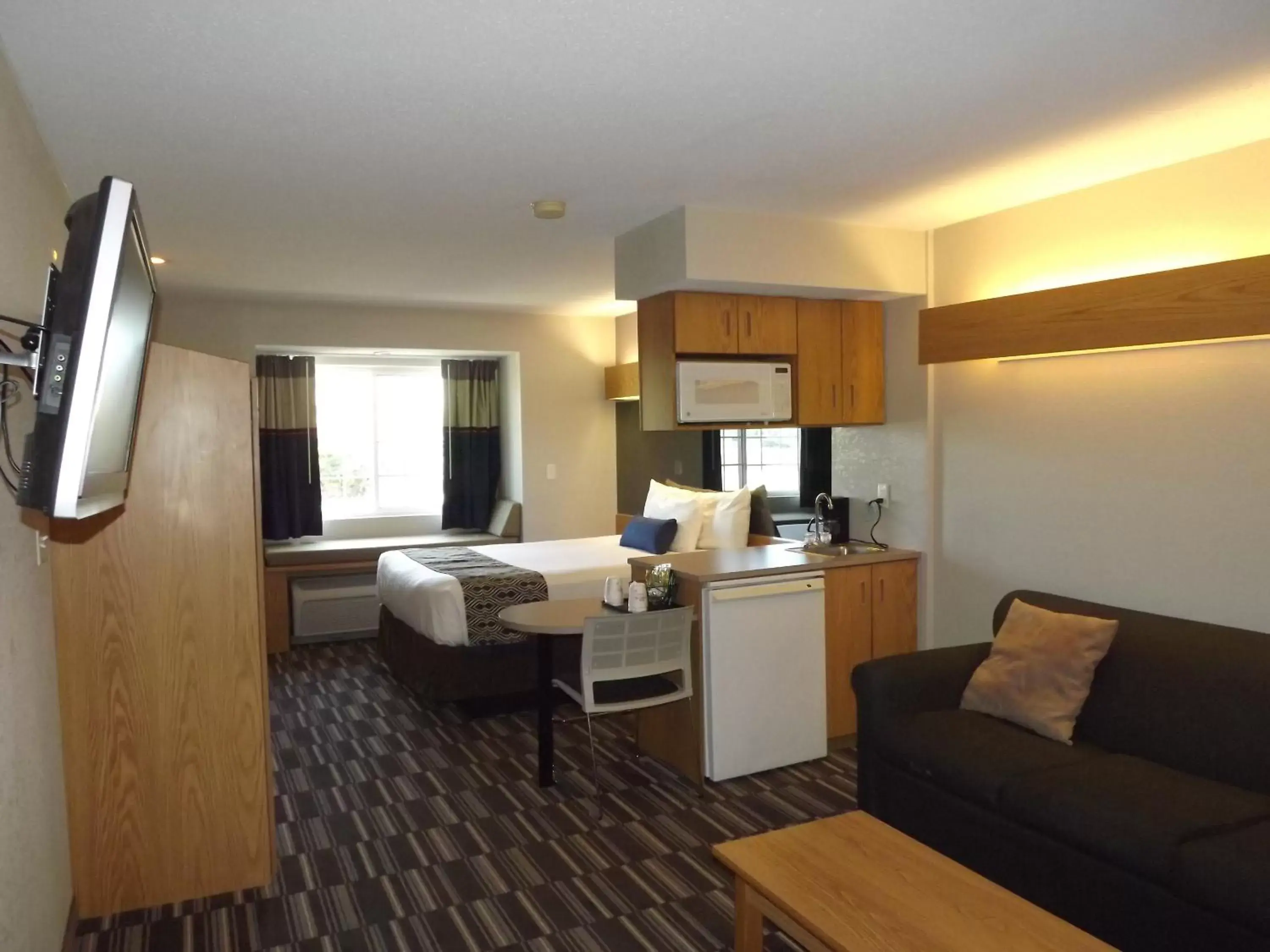 Photo of the whole room, Seating Area in MICROTEL Inn and Suites - Ames