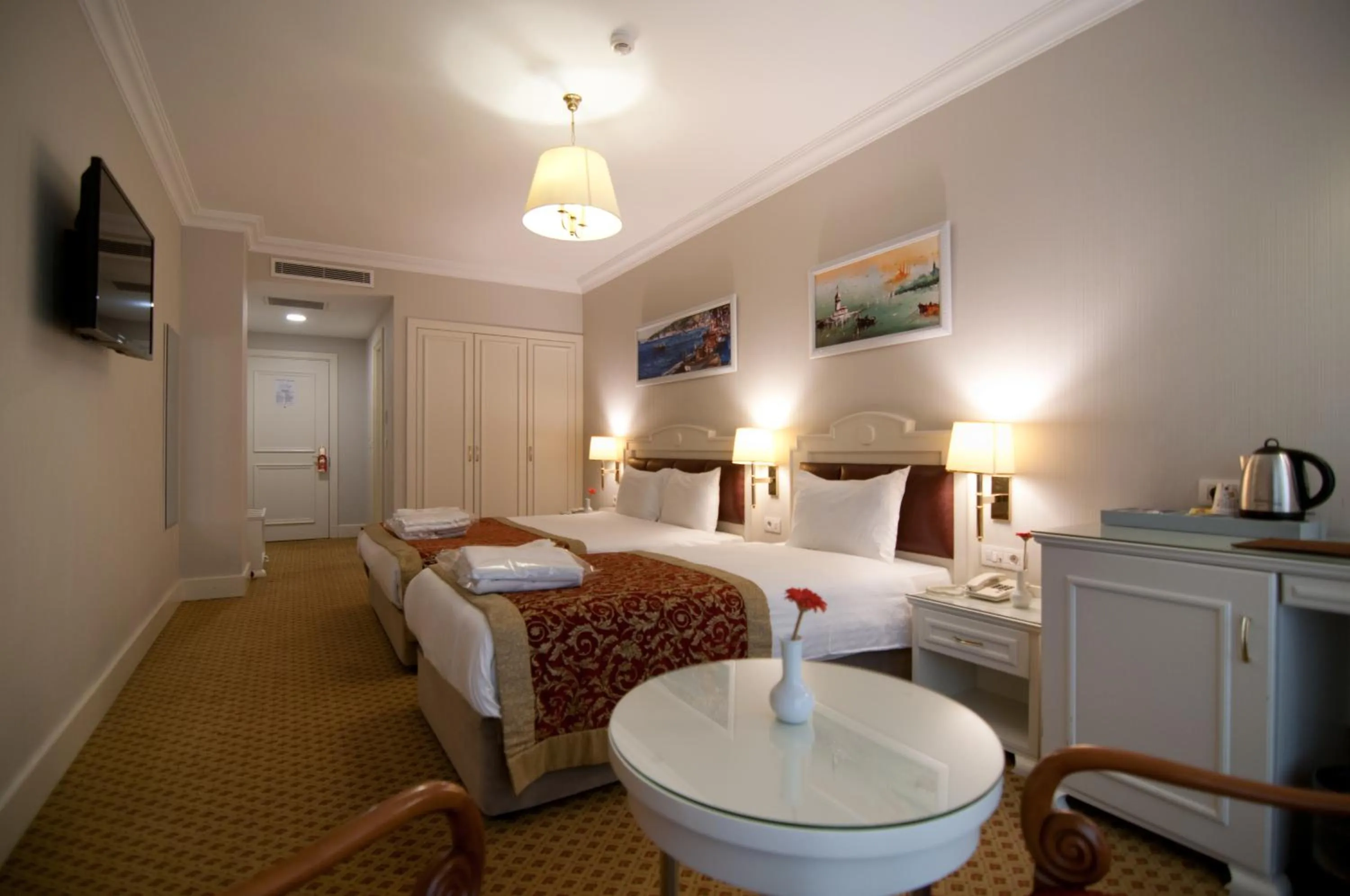 Photo of the whole room, Bed in Taksim Metropark Hotel