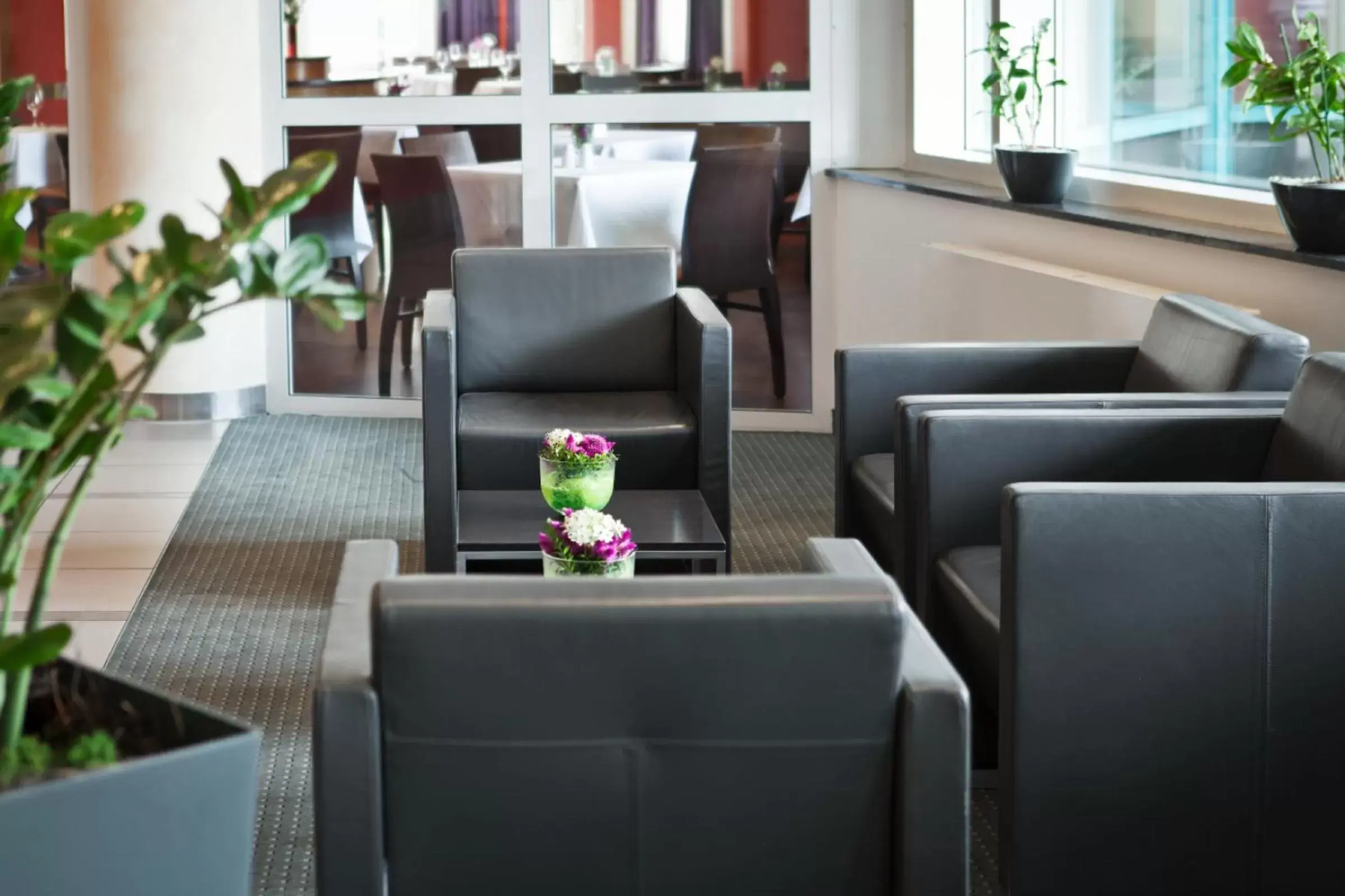 Communal lounge/ TV room, Restaurant/Places to Eat in IntercityHotel Kassel