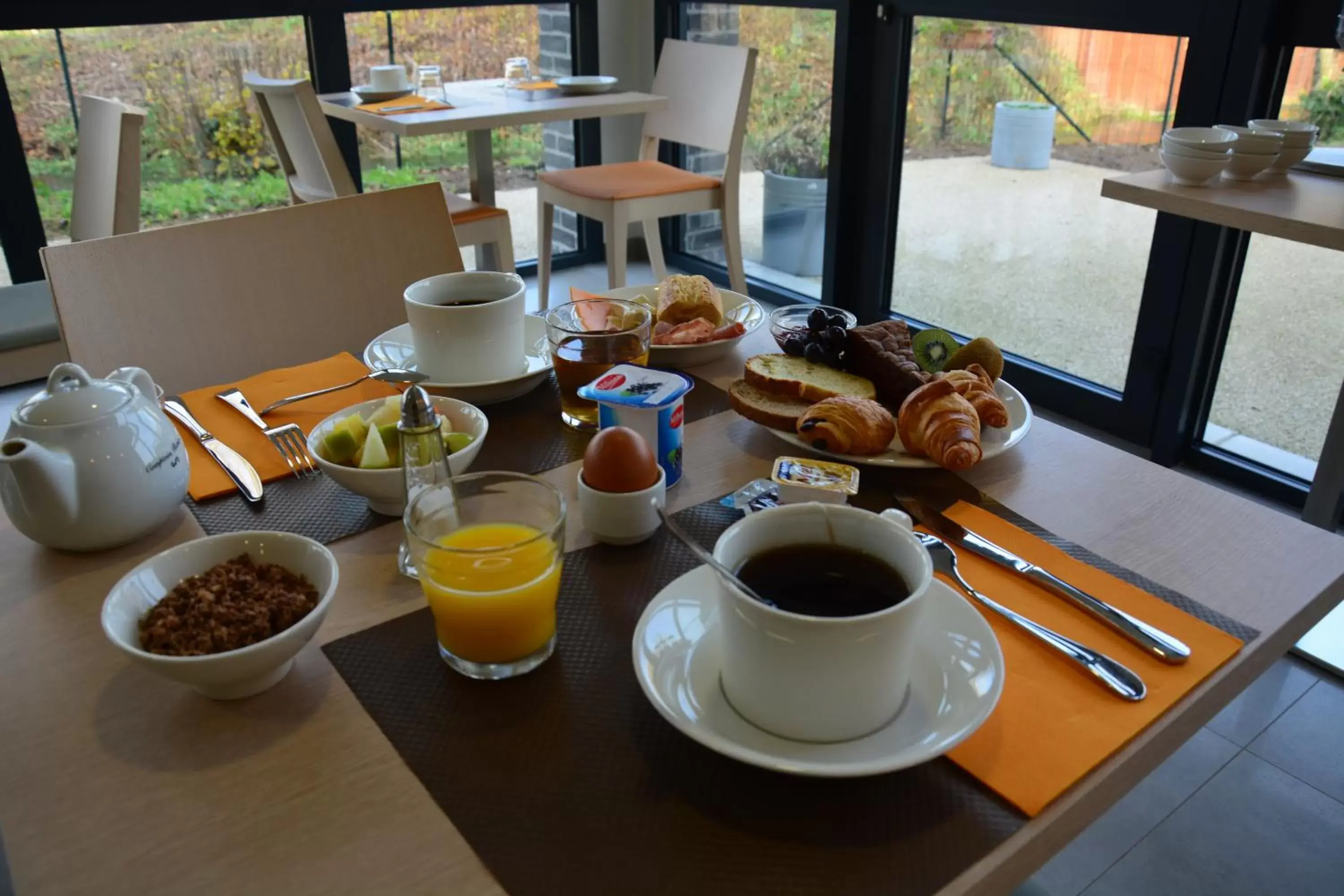 Restaurant/places to eat, Breakfast in Logis hôtel - La Chambre D'Amiens