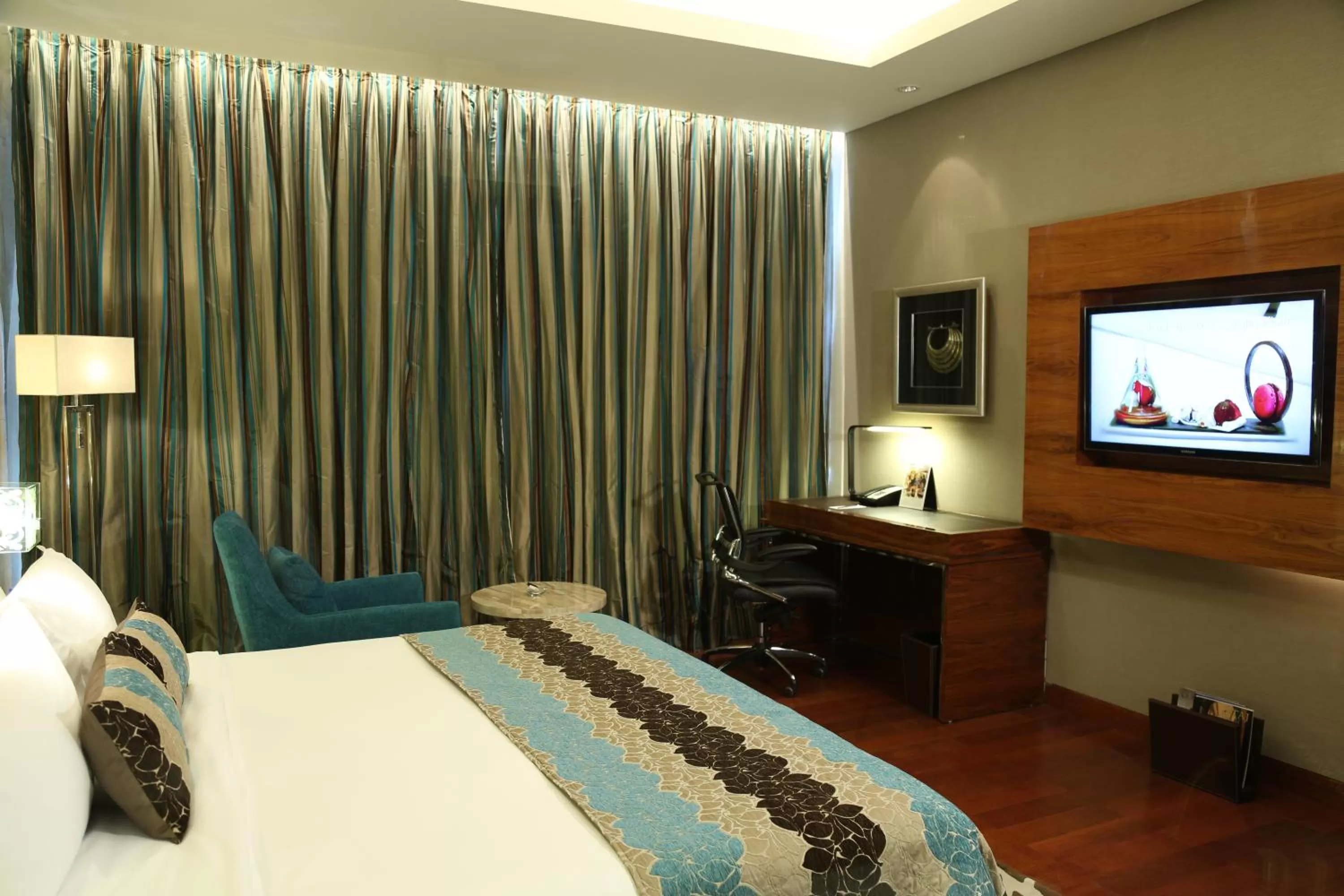 TV and multimedia, Bed in Taj City Centre Gurugram