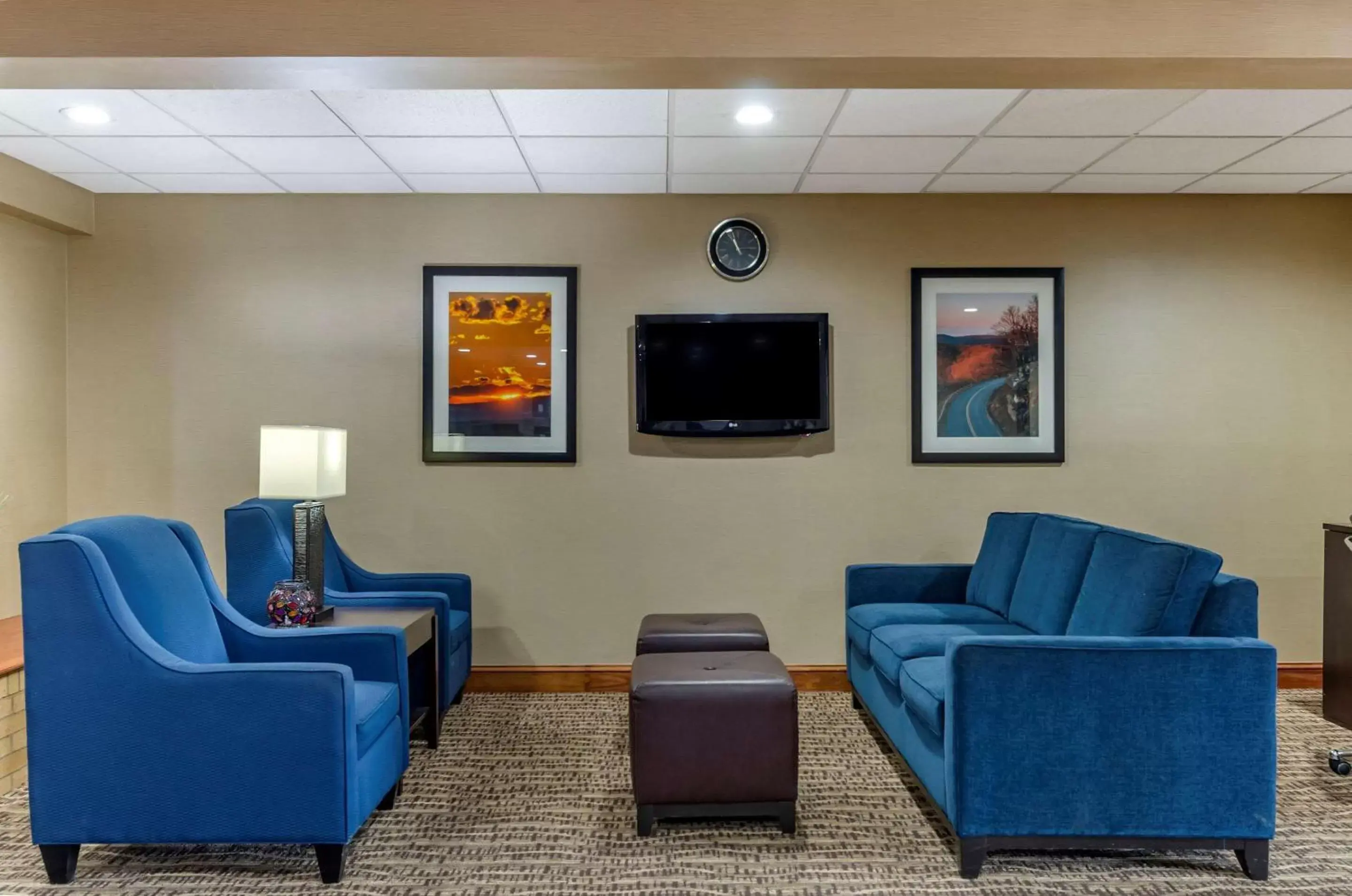 Lobby or reception, Seating Area in Comfort Inn Waynesboro